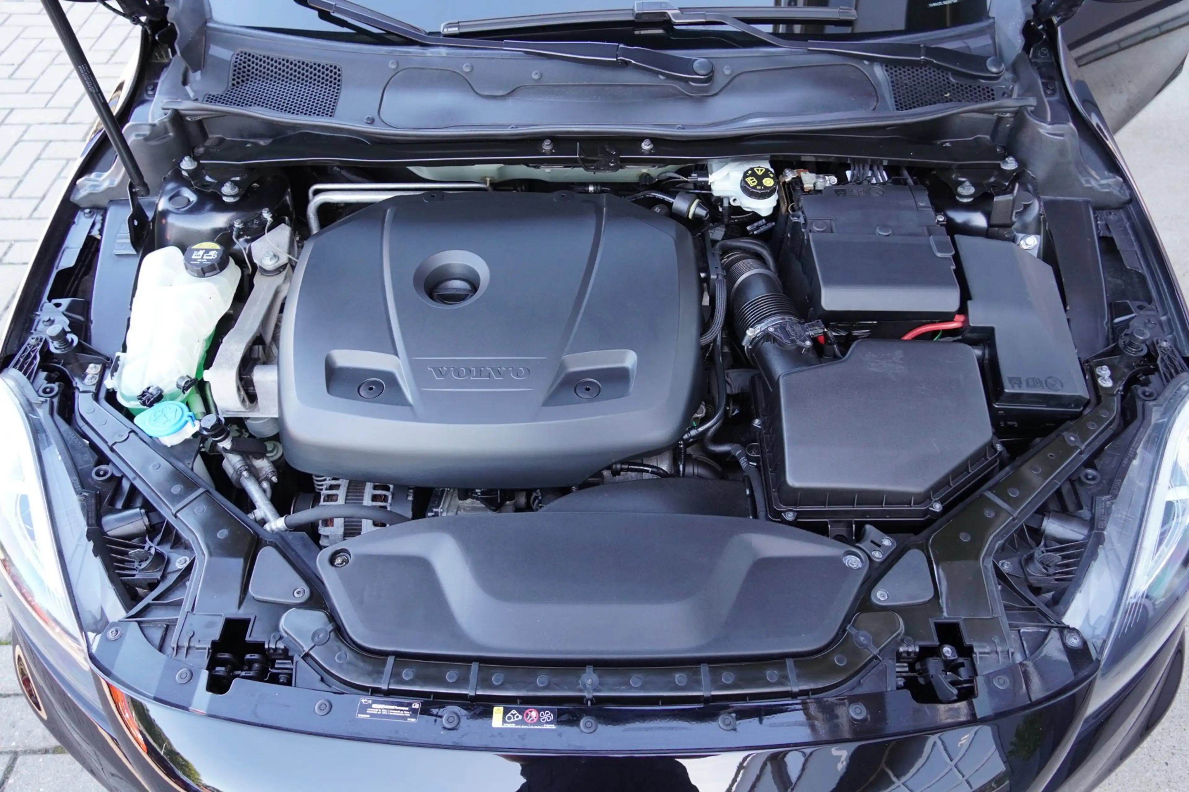 Volvo V40 2.0 T3 152PK R-Design Clima/Cruise/PDC/LM — photo 22