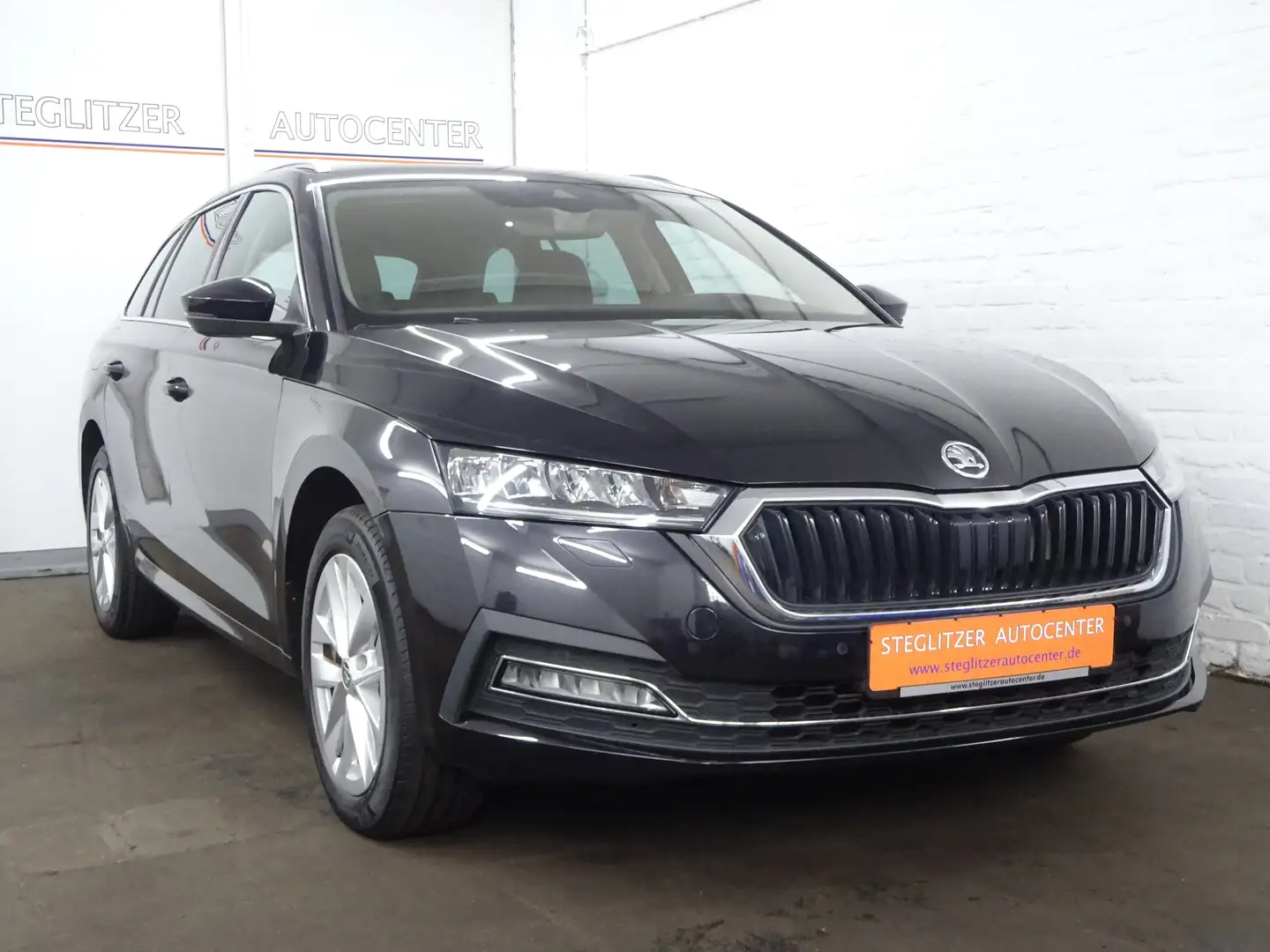 Skoda Octavia Combi 2.0 TDI First Edition DSG Pano/HUD/StHZ/LED Schwarz - 2
