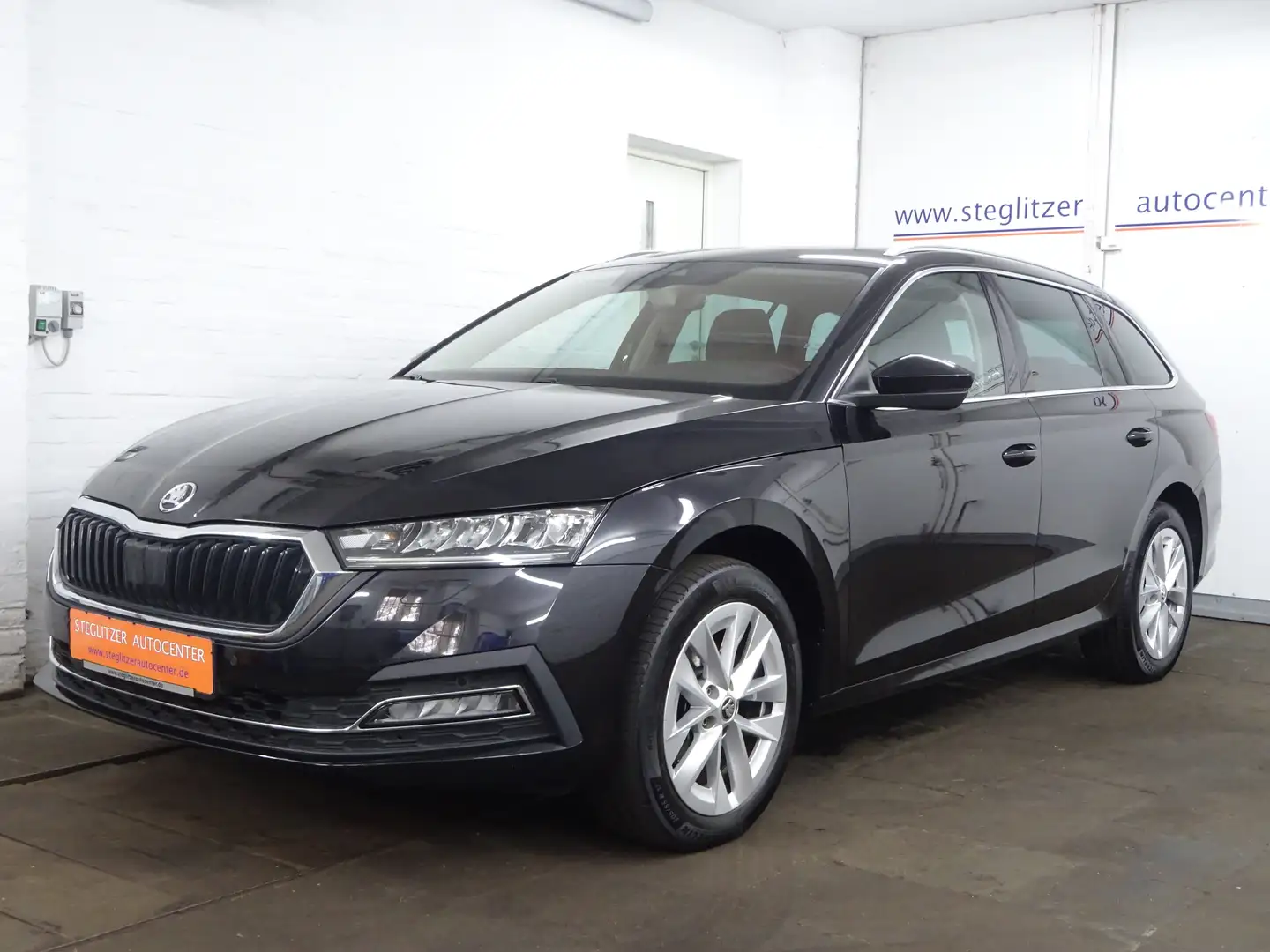 Skoda Octavia Combi 2.0 TDI First Edition DSG Pano/HUD/StHZ/LED Schwarz - 1