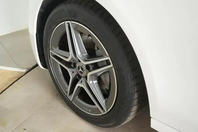 Mercedes-Benz 220 view 3