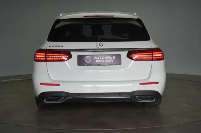 Mercedes-Benz 220 view 7