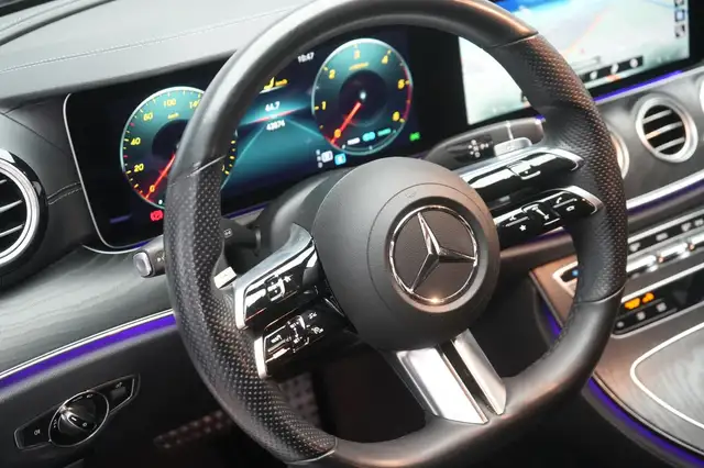 Mercedes-Benz 220 view 15