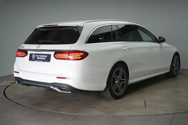 Mercedes-Benz 220 view 8