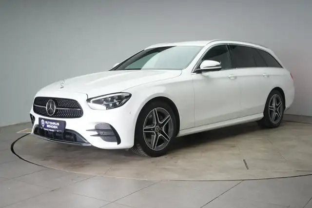 Mercedes-Benz 220 view 2