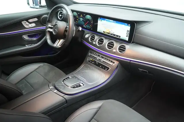 Mercedes-Benz 220 view 10