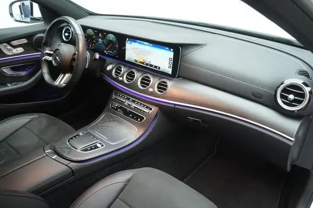 Mercedes-Benz 220 view 11