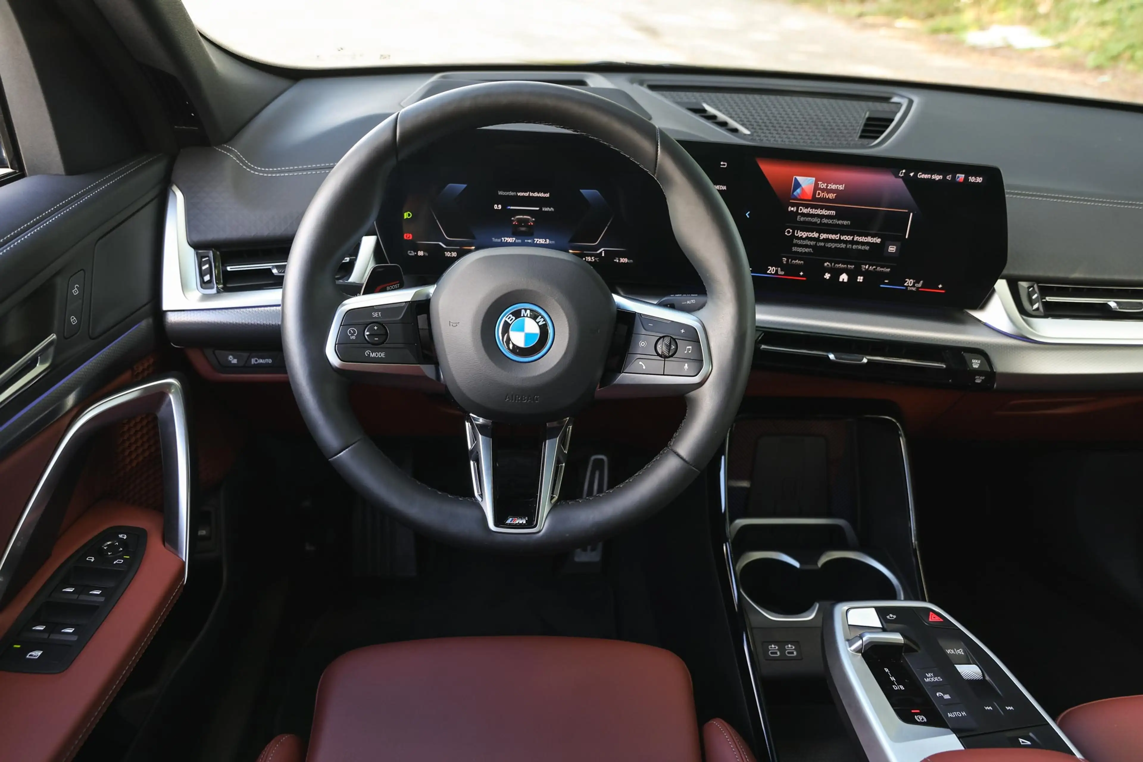BMW iX2 xDrive30 M Sport / Panoramadak / Sportstoelen / Co — photo 3