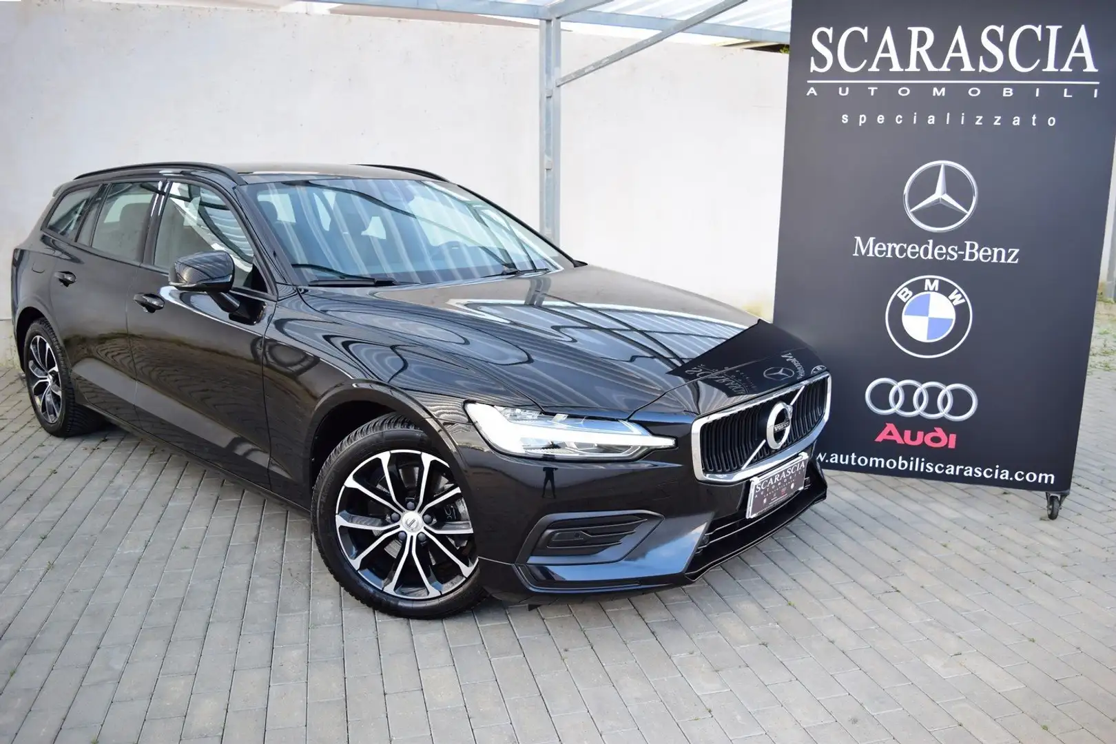 Volvo V60 2.0 B4 Mhev Geartronic 197 cv Momentum Business Zwart - 1