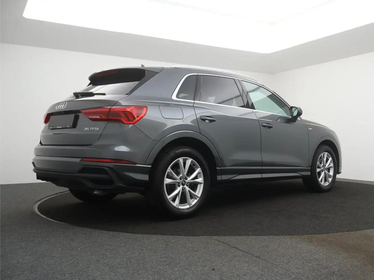 Audi Q3 Audi Q3 S-line 35TFSI 150PK AUTOMAAT*NAVI*APPCONNE Grijs - 2