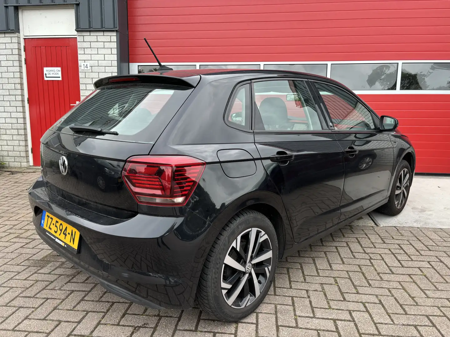 Volkswagen Polo 1.0 TSI Beats NAVI / CARPLAY / ACC / BLUETOOTH / D Černá - 2