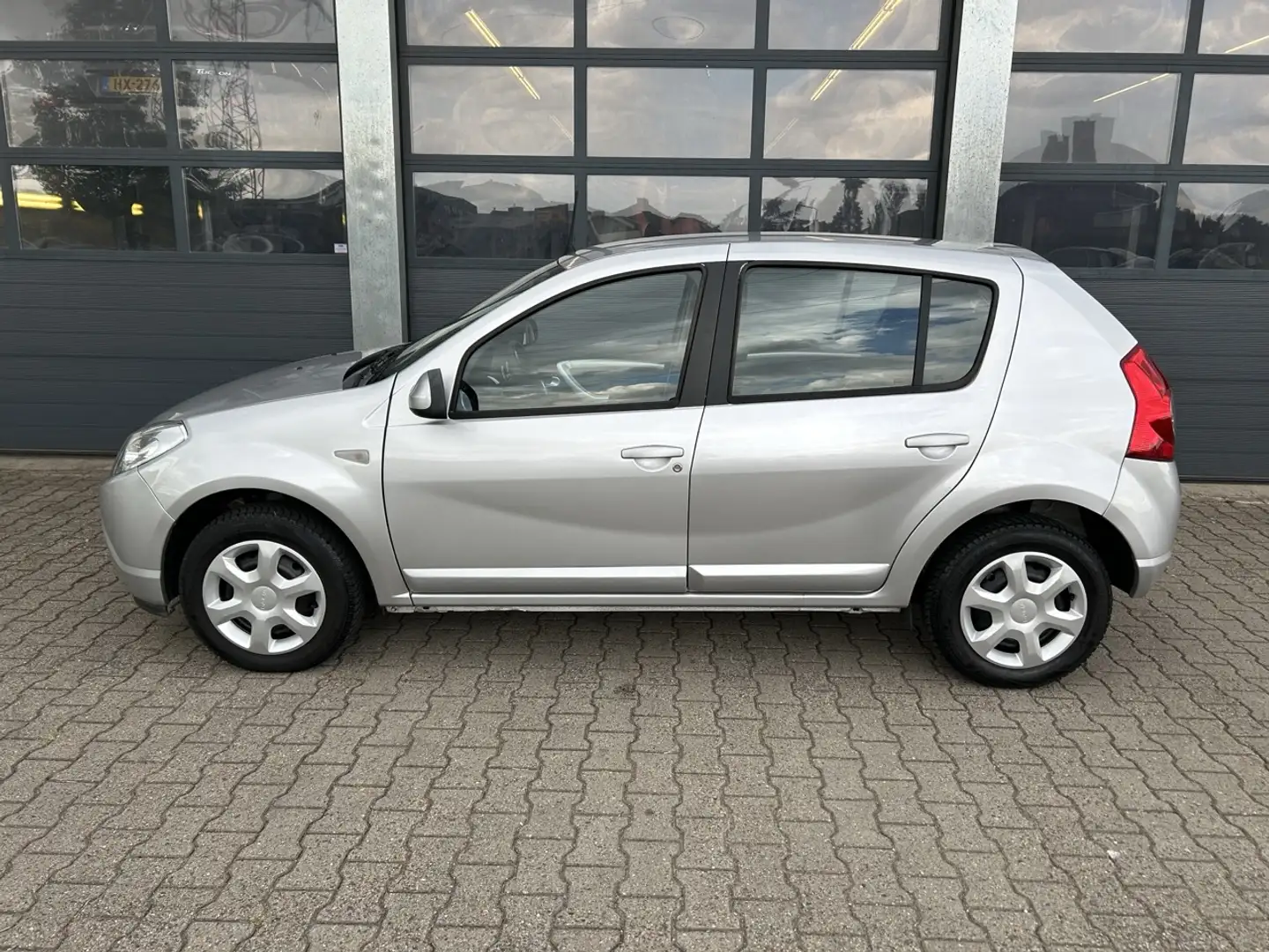 Dacia Sandero 1.2 16V 75pk Laureate Grau - 2