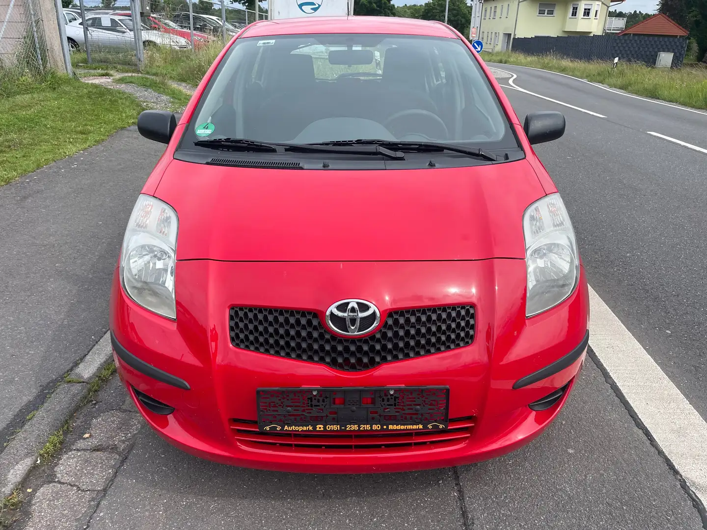 Toyota Yaris 1.3 VVT-i Cool*Klima* Rojo - 2