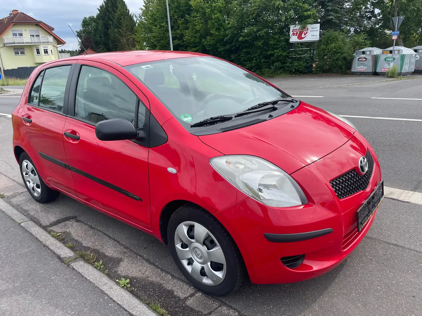 Toyota Yaris 1.3 VVT-i Cool*Klima* Rojo - 1