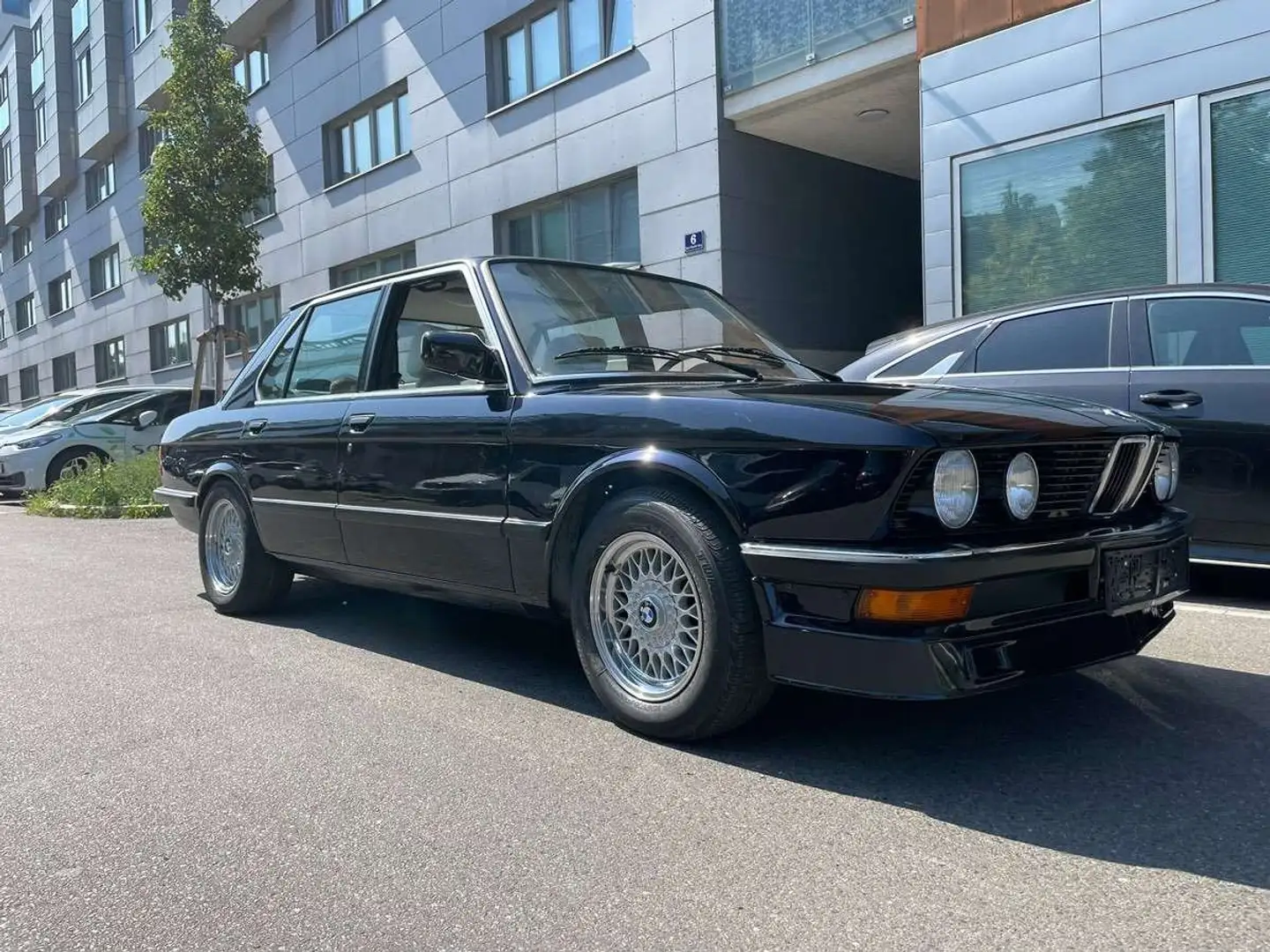 BMW 520 520i (E28) Чорний - 1