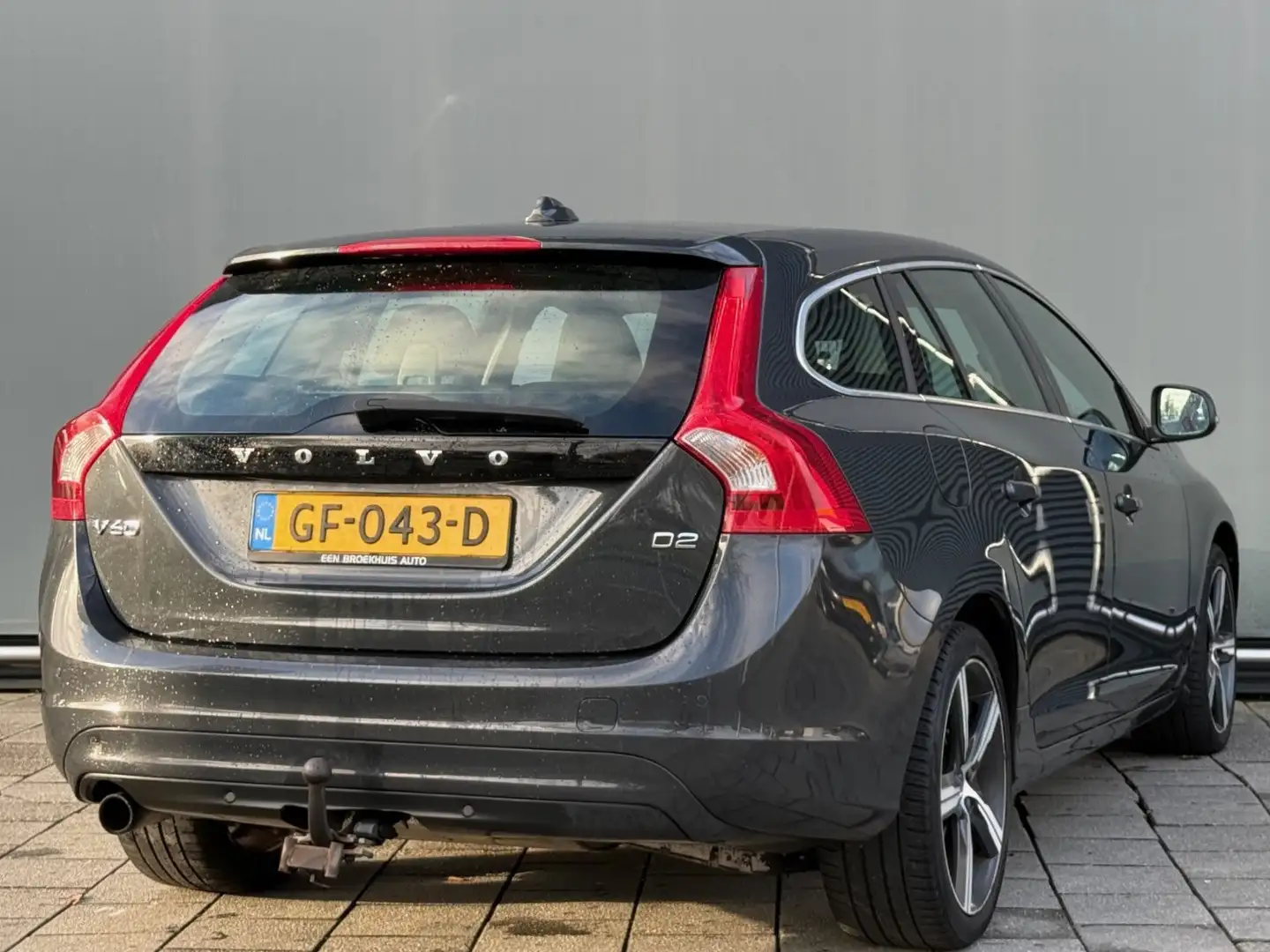 Volvo V60 BWJ 2015 | 1.6 D2 115PK Momentum AUTOMAAT | TREKHA Grau - 2