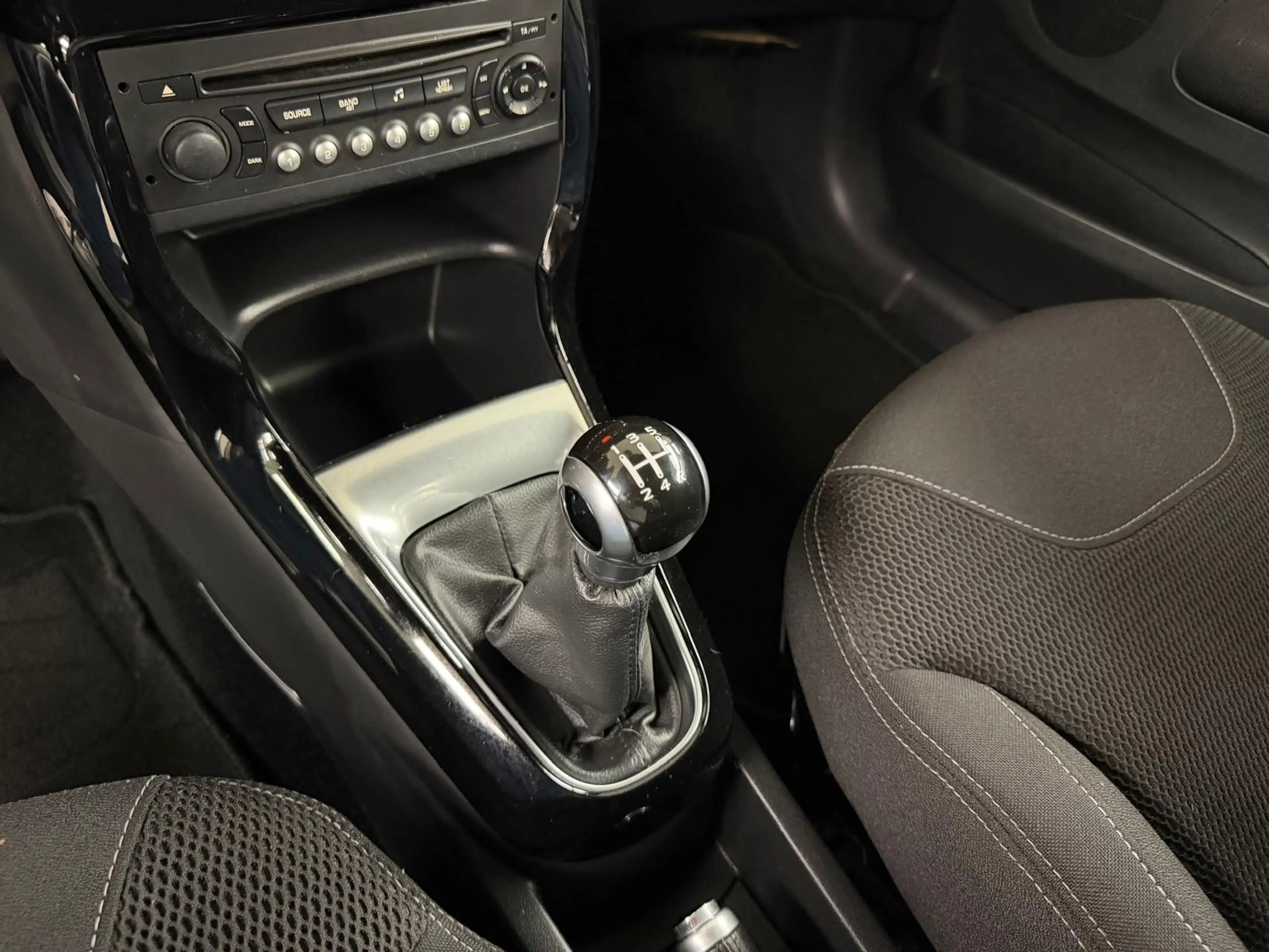 Citroen DS3 1.6 HDI 92 CV BUSINESS 1ere MAIN CLIM REG JA — photo 10