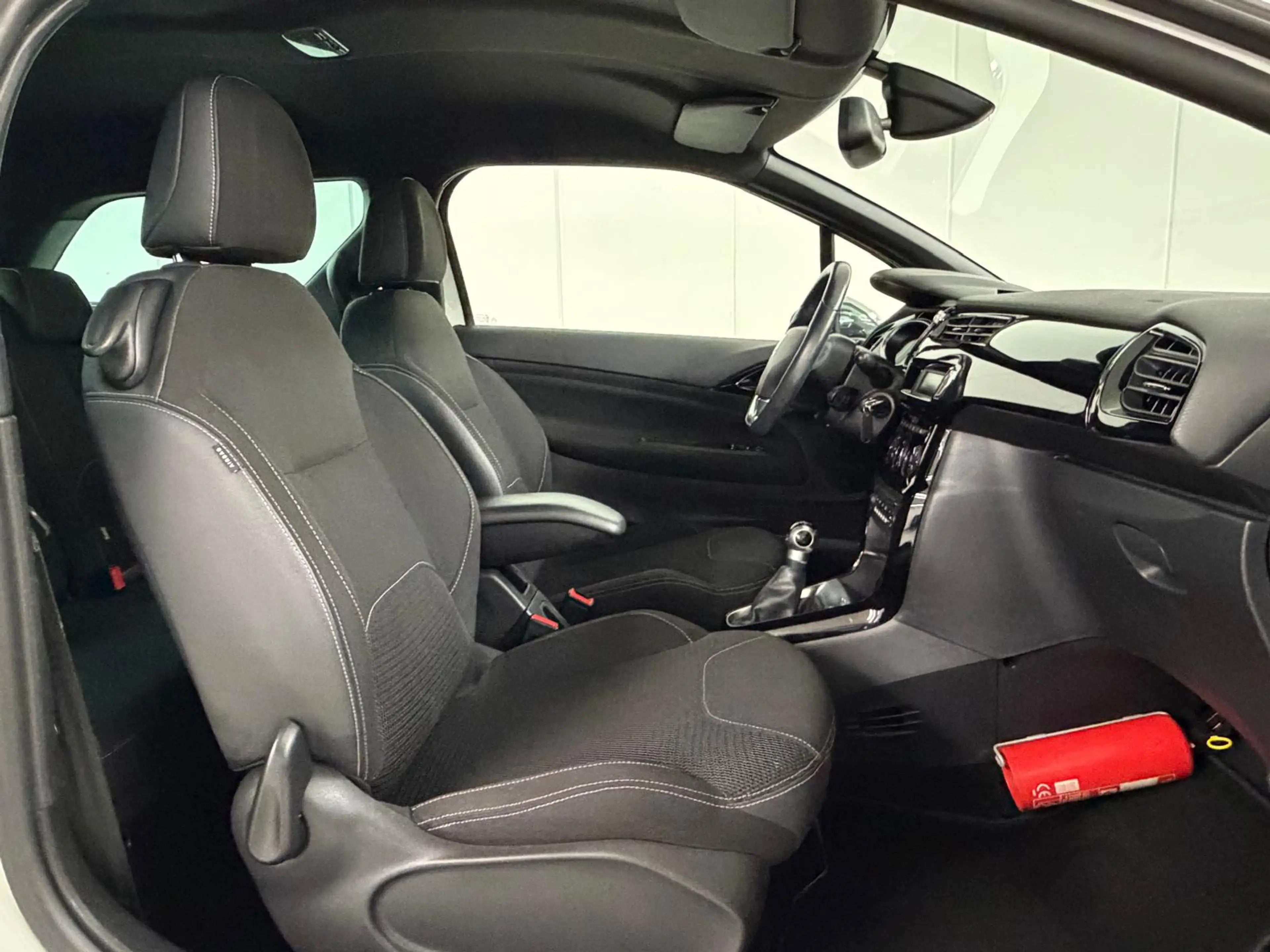Citroen DS3 1.6 HDI 92 CV BUSINESS 1ere MAIN CLIM REG JA — photo 13
