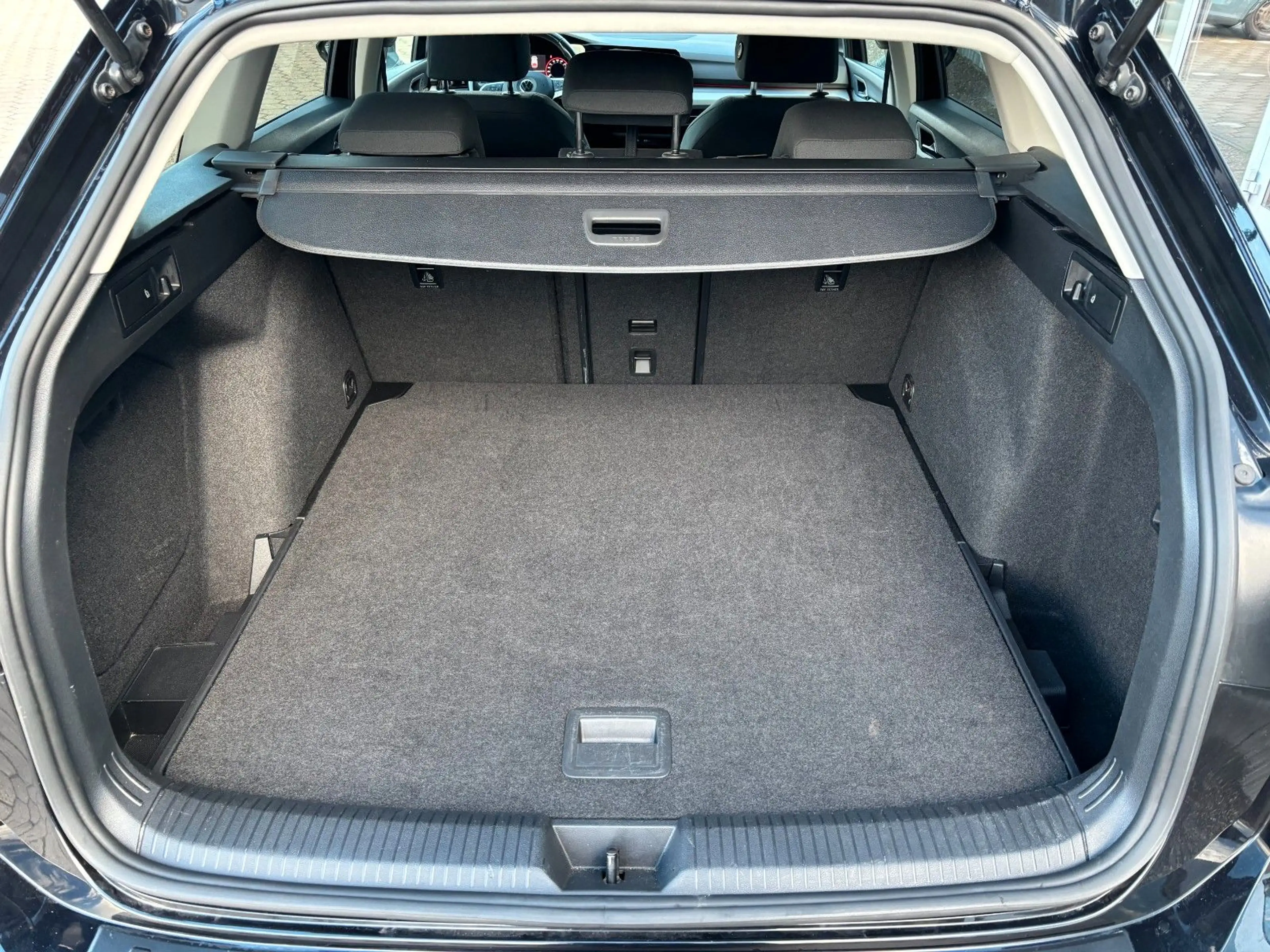 Volkswagen Golf VIII Variant Life*AUTOM*NAVI*AHK — photo 9