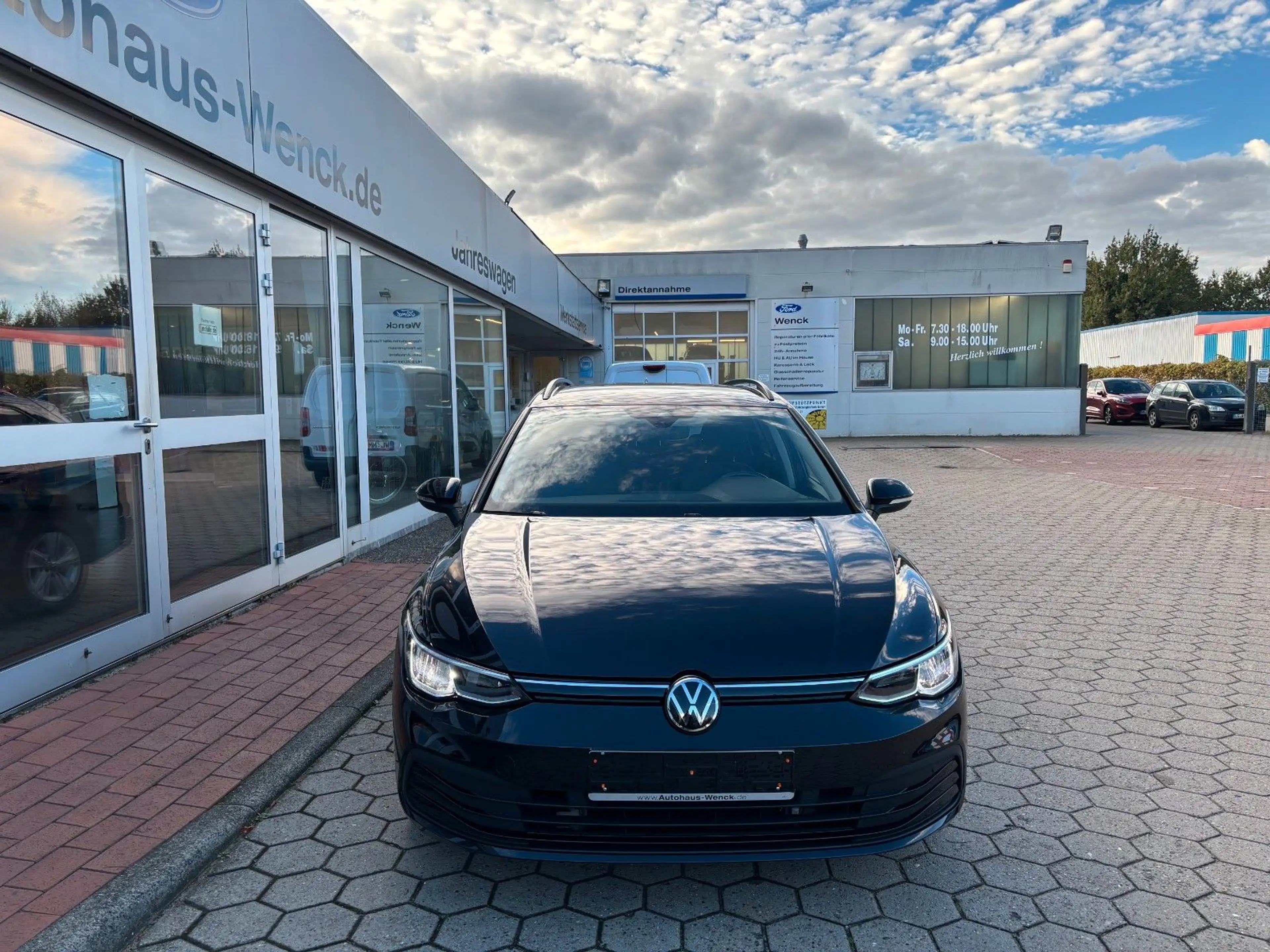 Volkswagen Golf VIII Variant Life*AUTOM*NAVI*AHK — photo 3