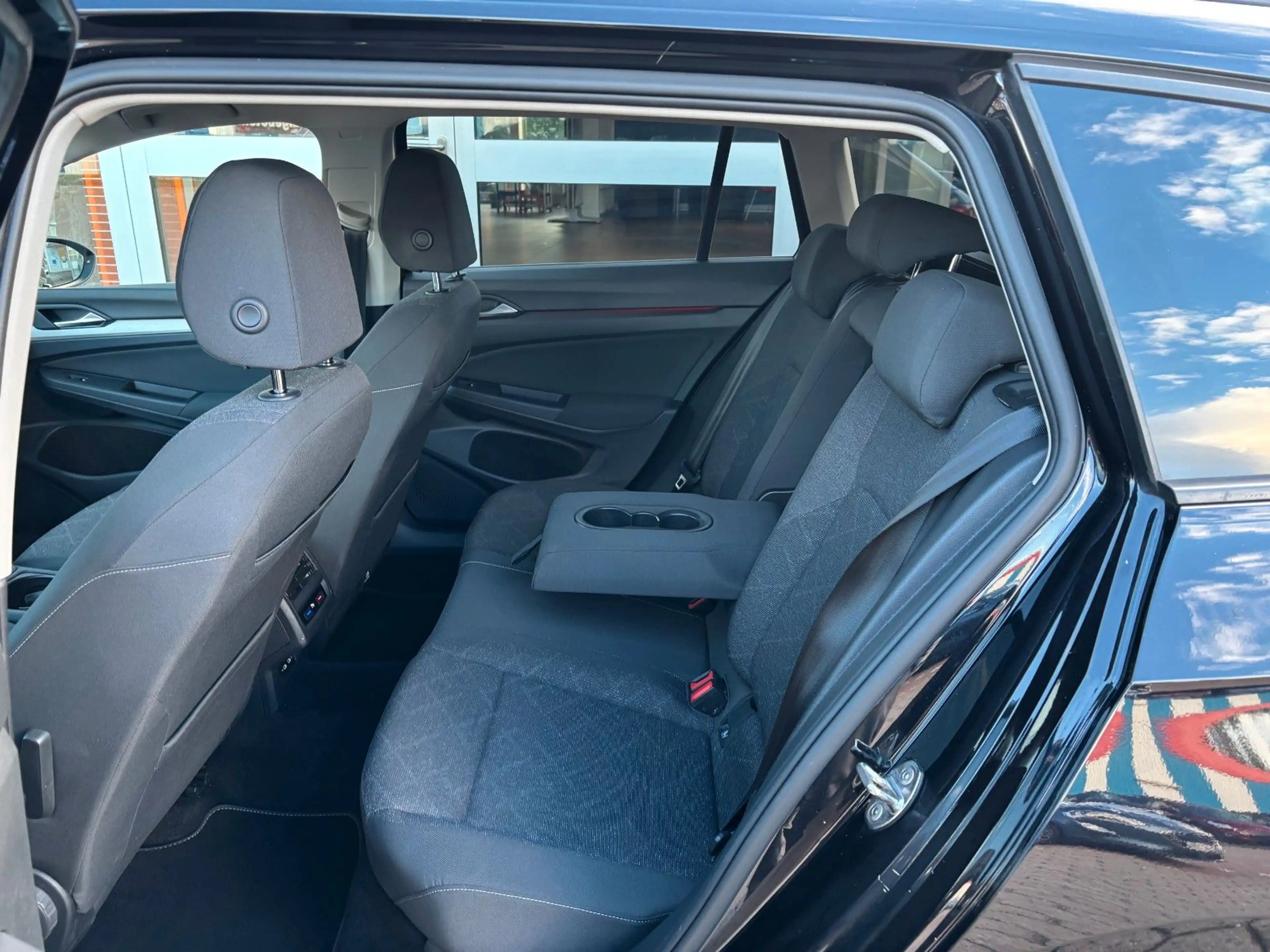 Volkswagen Golf VIII Variant Life*AUTOM*NAVI*AHK — photo 10