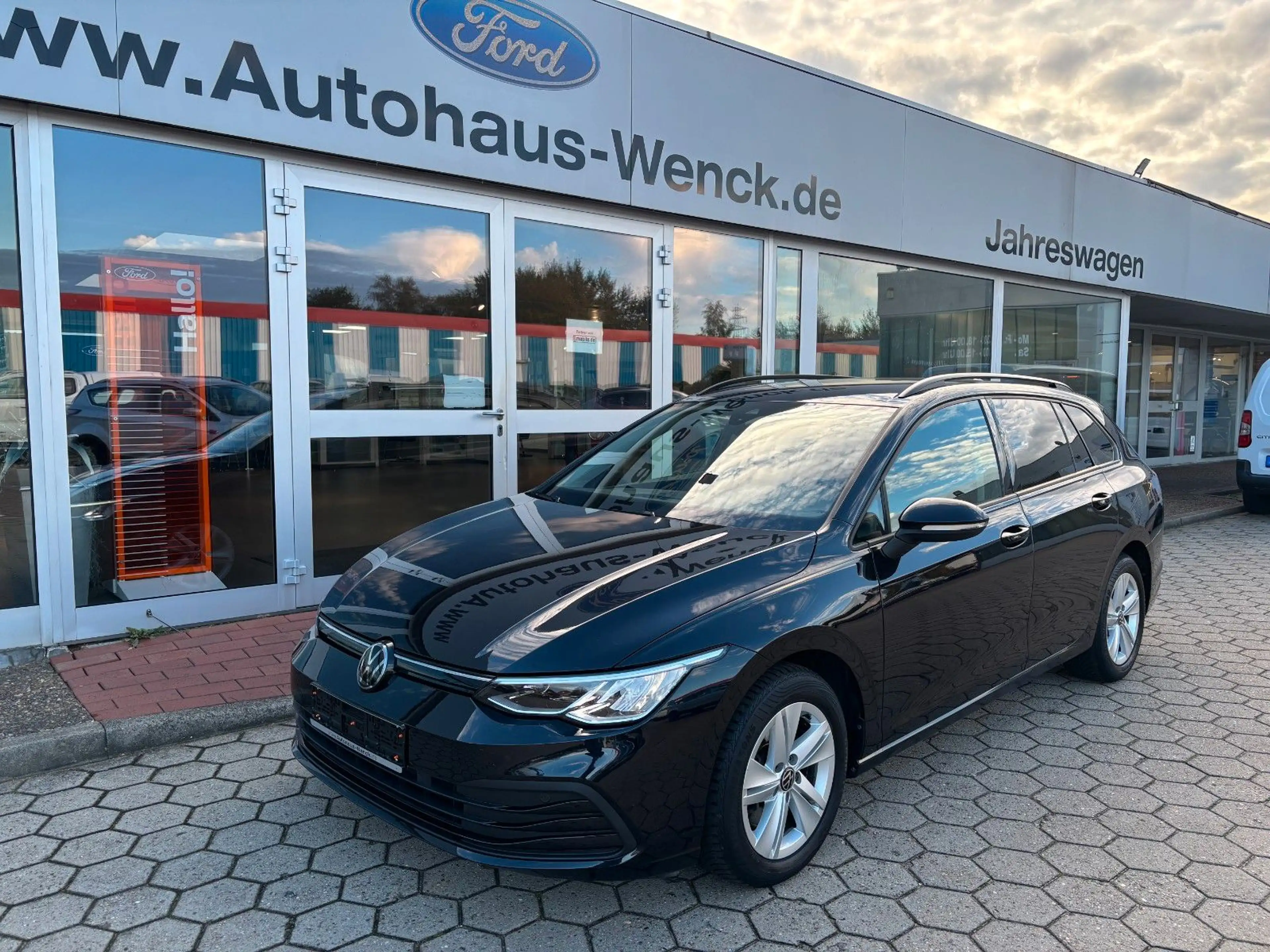 Volkswagen Golf VIII Variant Life*AUTOM*NAVI*AHK — photo 2
