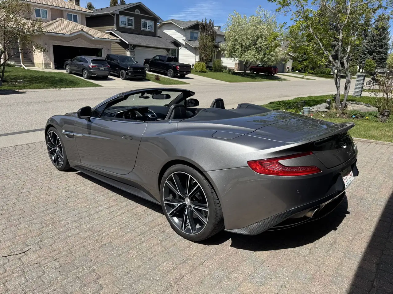 Aston Martin Vanquish снимка Aston Martin Vanquish