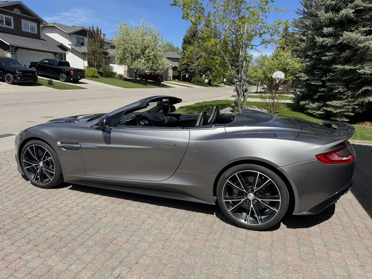 Aston Martin Vanquish снимка Aston Martin Vanquish