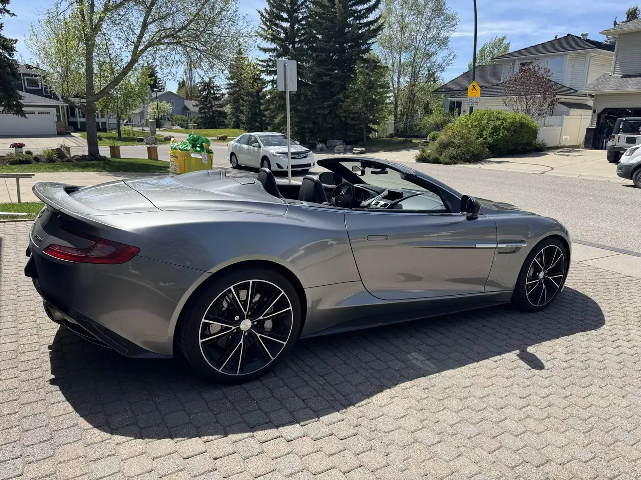 Aston Martin Vanquish снимка Aston Martin Vanquish