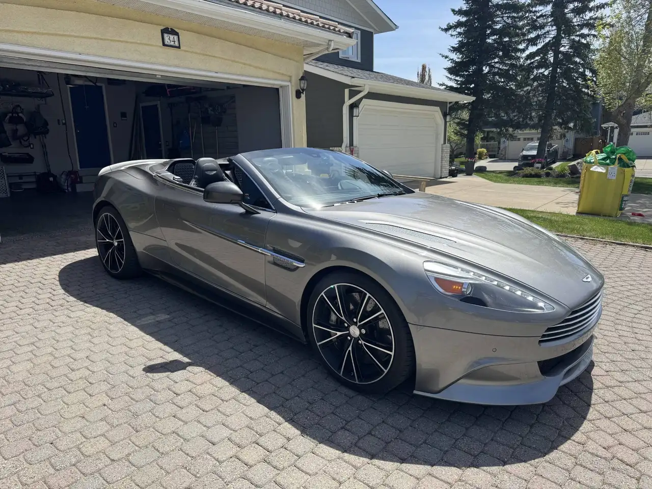 Aston Martin Vanquish снимка Aston Martin Vanquish
