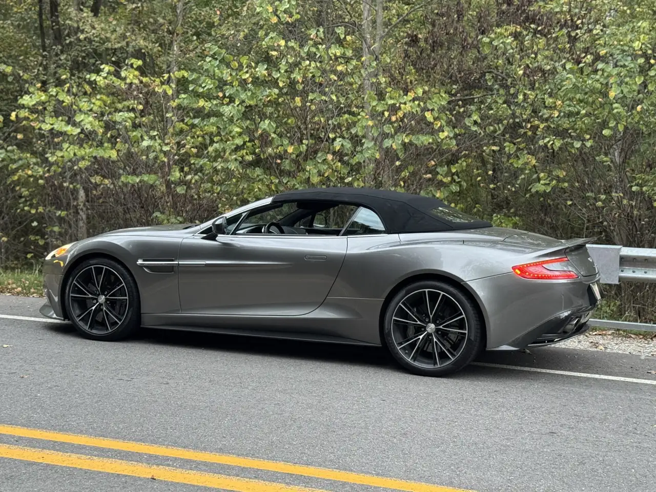 Aston Martin Vanquish снимка Aston Martin Vanquish