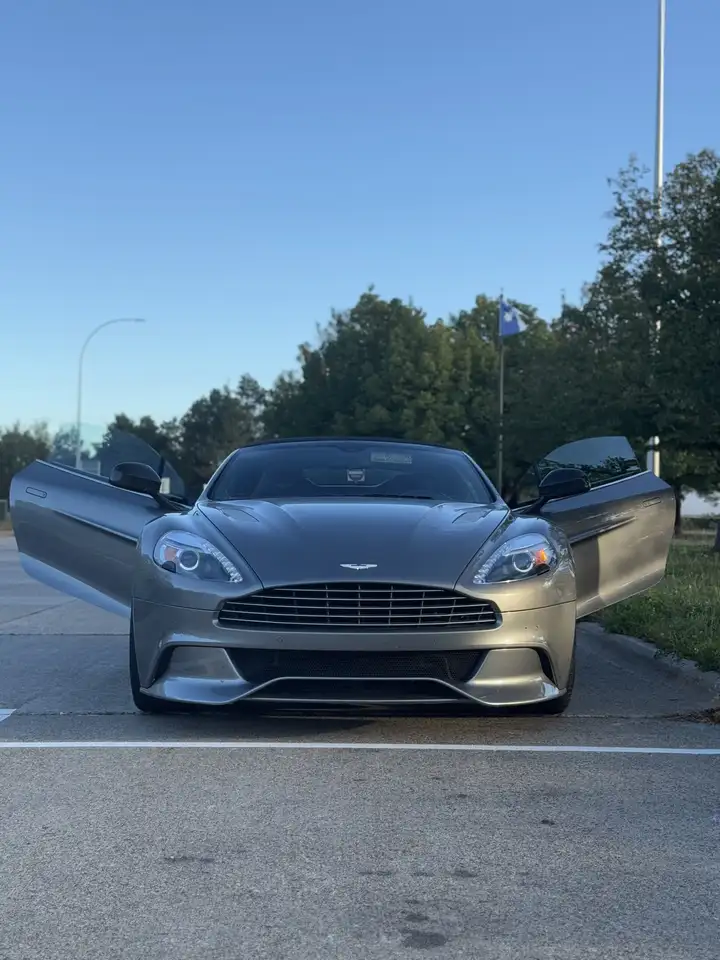 Aston Martin Vanquish снимка Aston Martin Vanquish