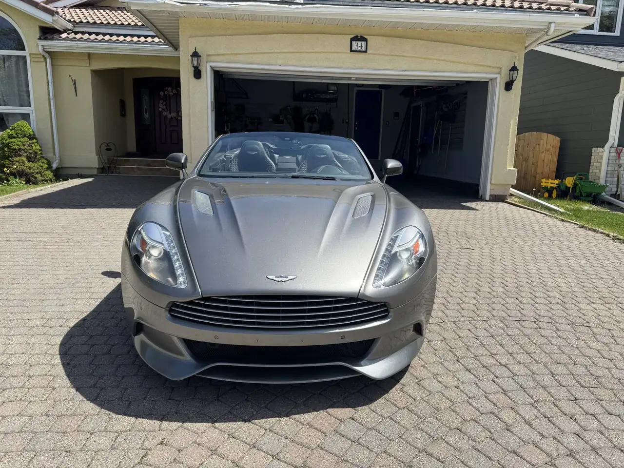 Aston Martin Vanquish снимка Aston Martin Vanquish