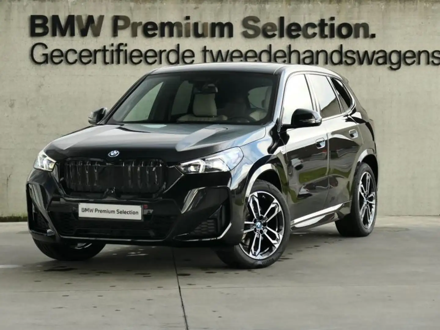 BMW iX1 xDrive30 M Sport | PANO | DRIV Zwart - 1