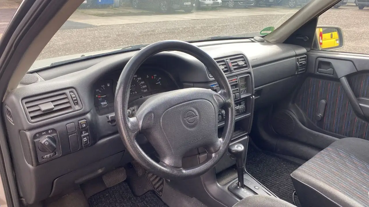 Opel Vectra A - AUTOM. 2.0 - 4/5trg, foto 10