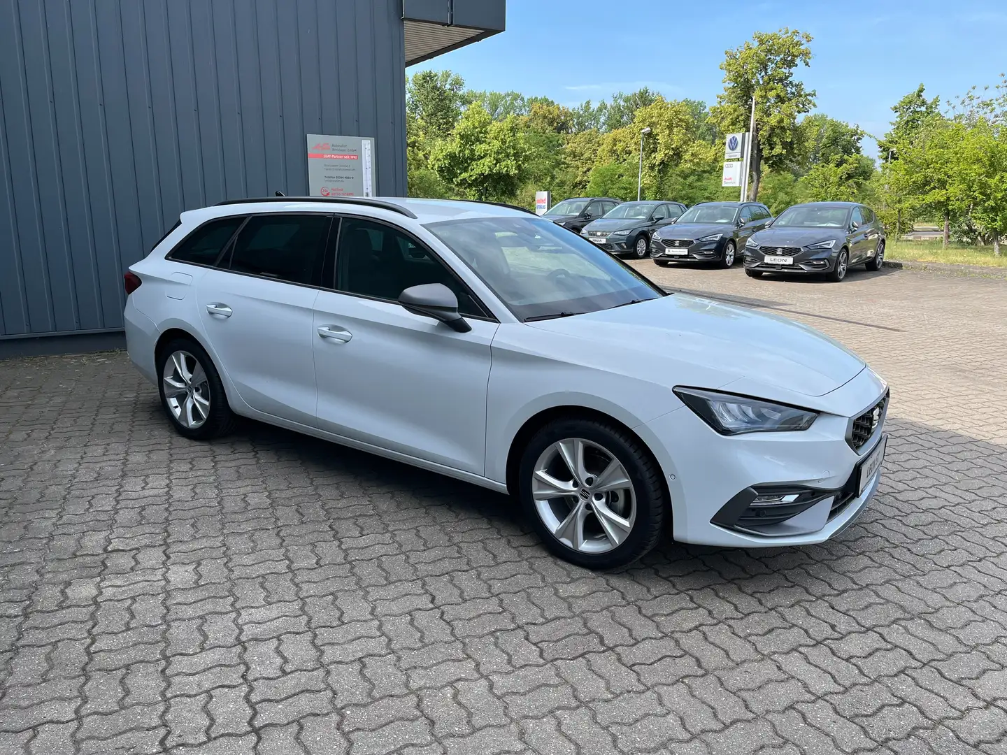 SEAT Leon Sportstourer 1.5 eTSI DSG FR *Navi, FullLink * Weiß - 2