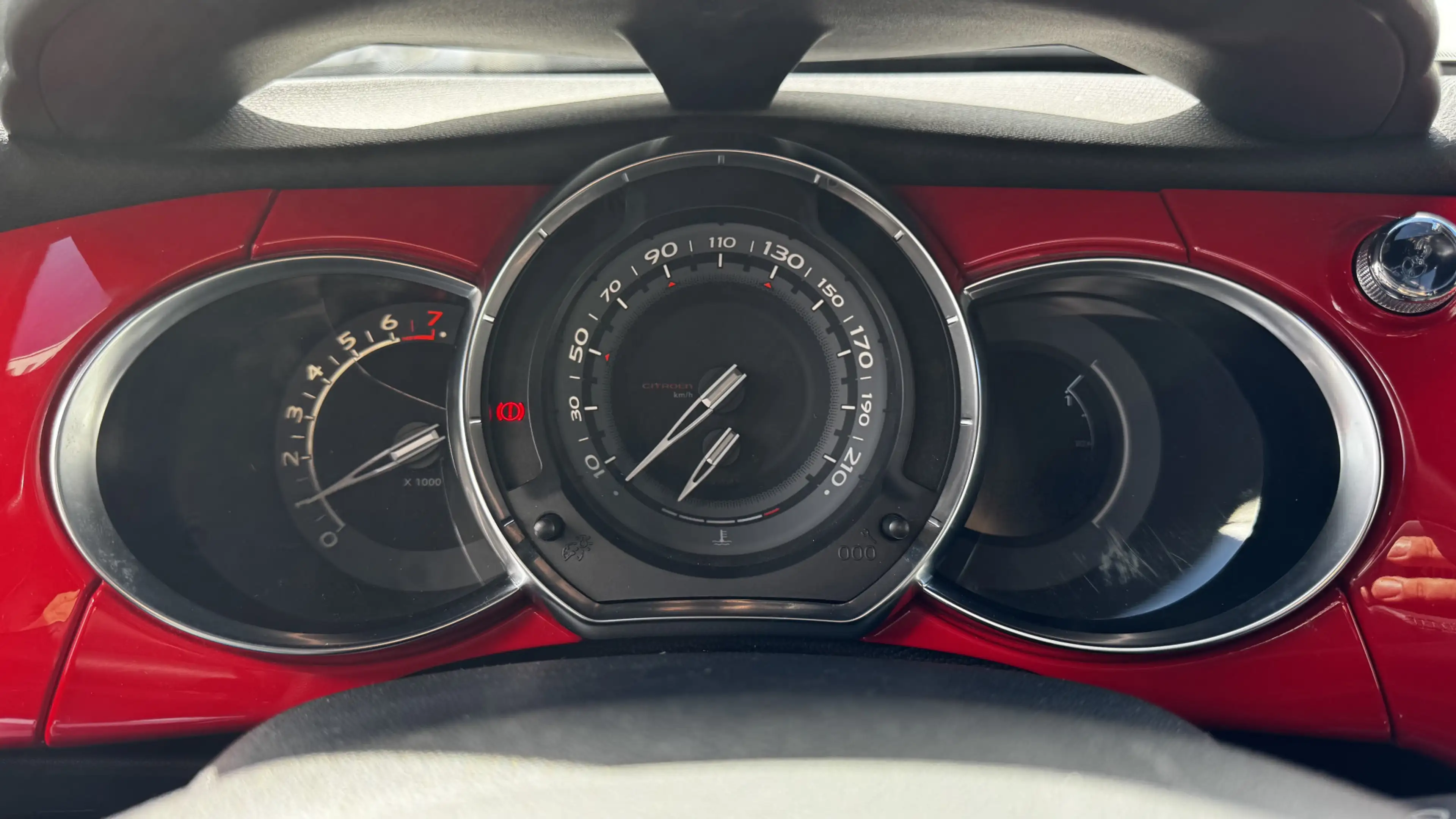 Citroen DS3 1.2 PureTech So Red — photo 14
