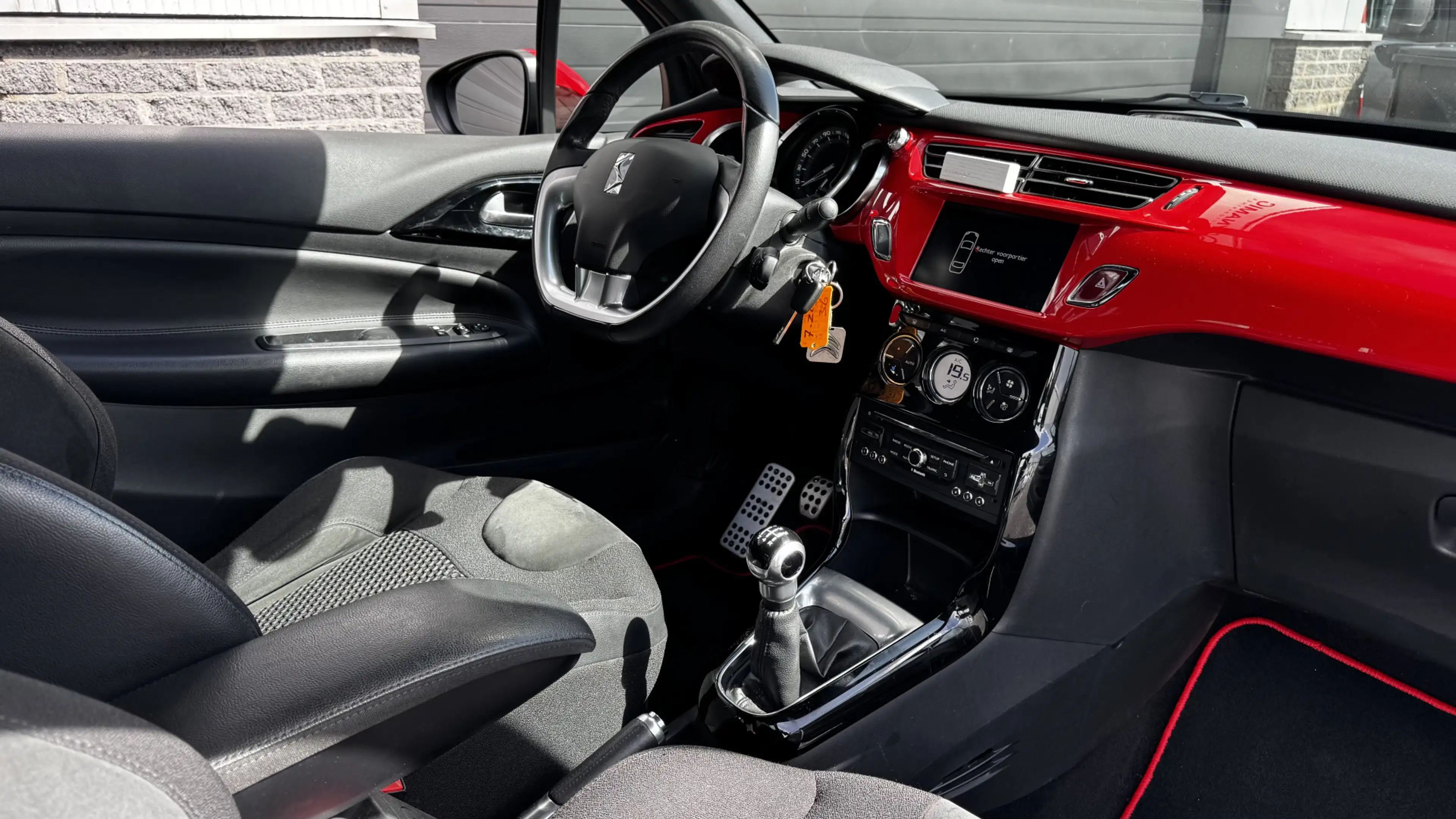 Citroen DS3 1.2 PureTech So Red — photo 13
