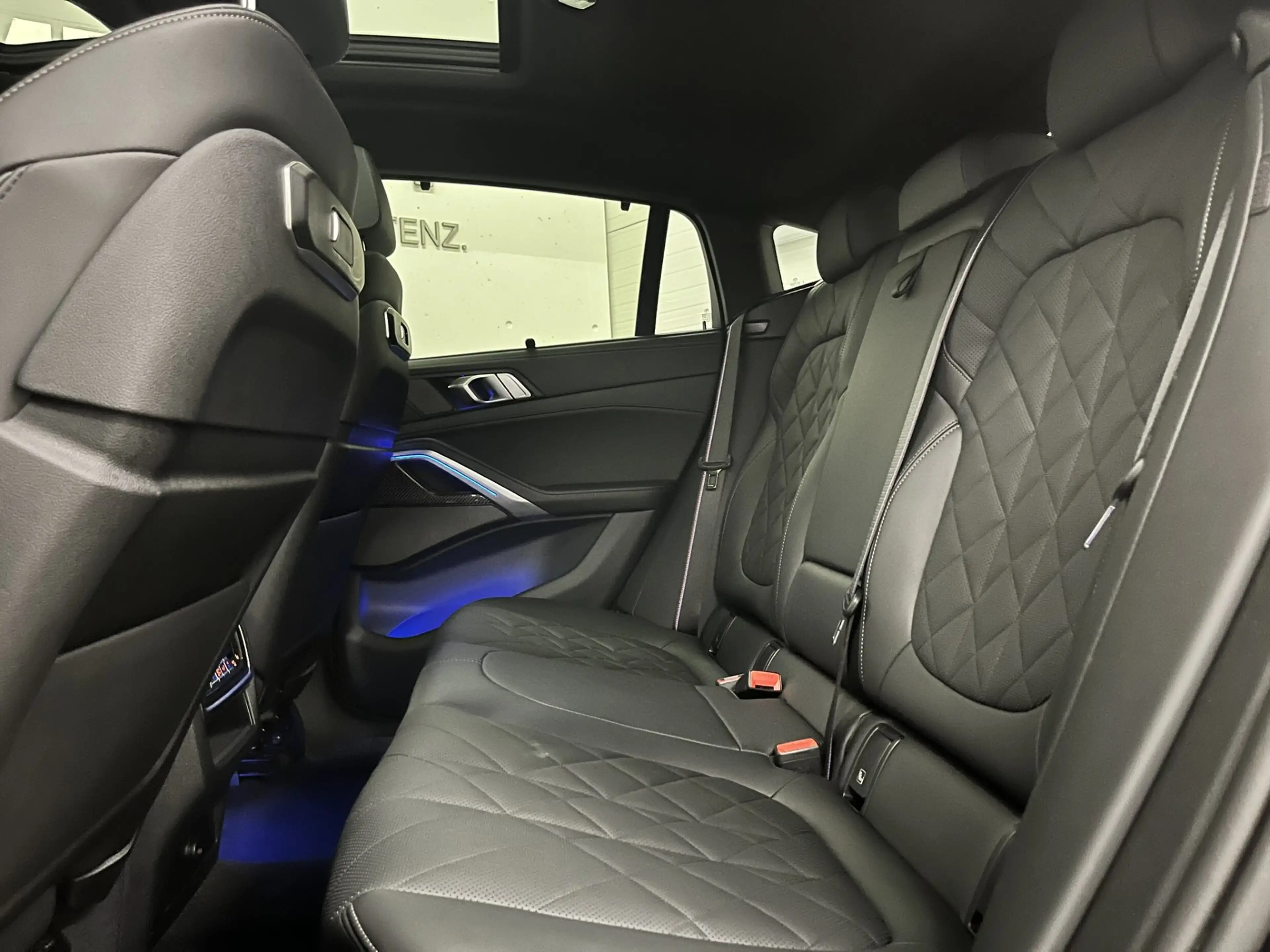 BMW X6 xDrive30d *M-Sport PRO / Innovationspaket / Panorama* — photo 15