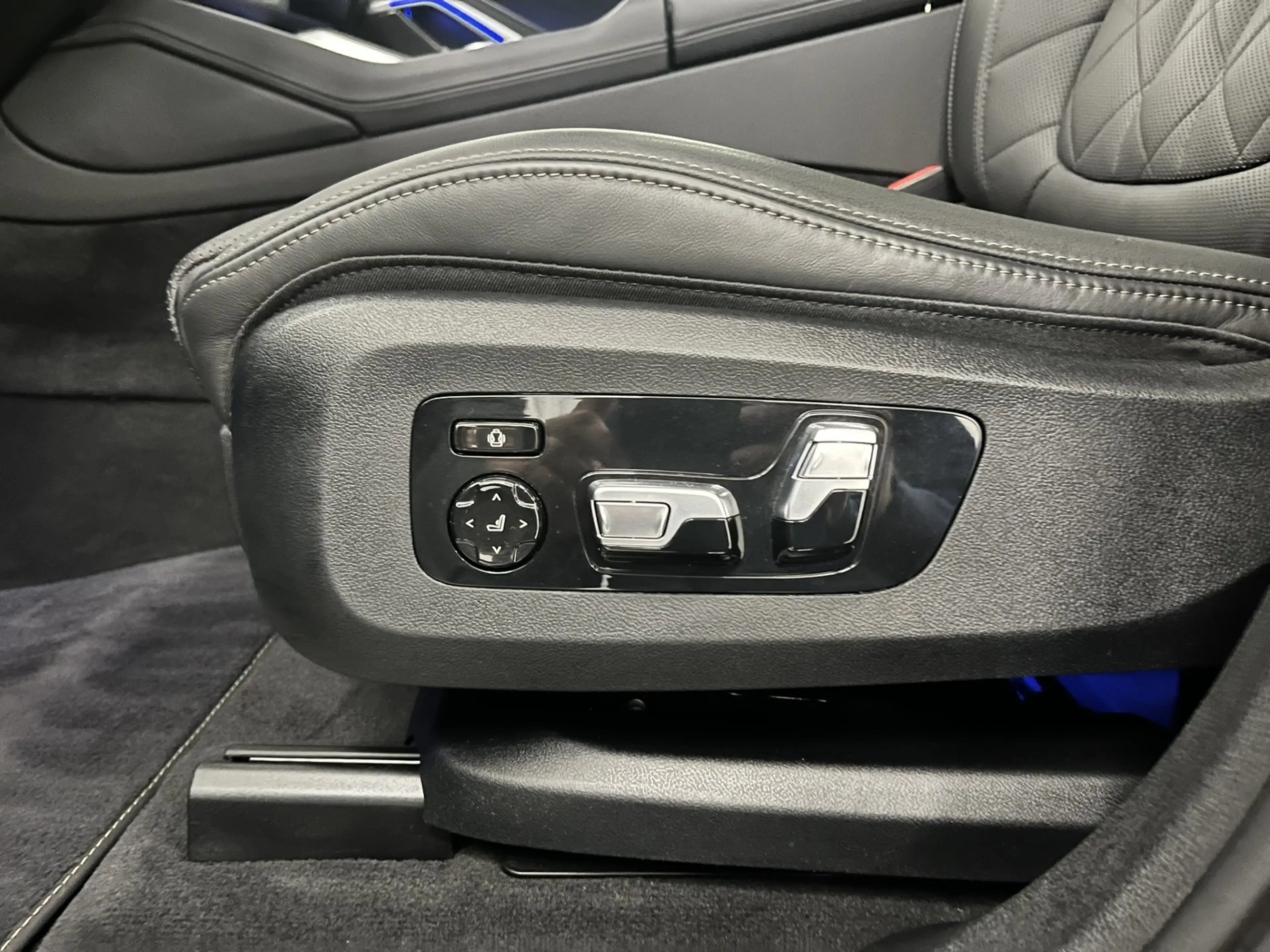 BMW X6 xDrive30d *M-Sport PRO / Innovationspaket / Panorama* — photo 14