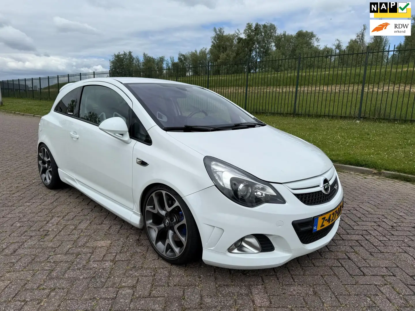 Opel Corsa 1.6-16V Turbo OPC Wit - 1