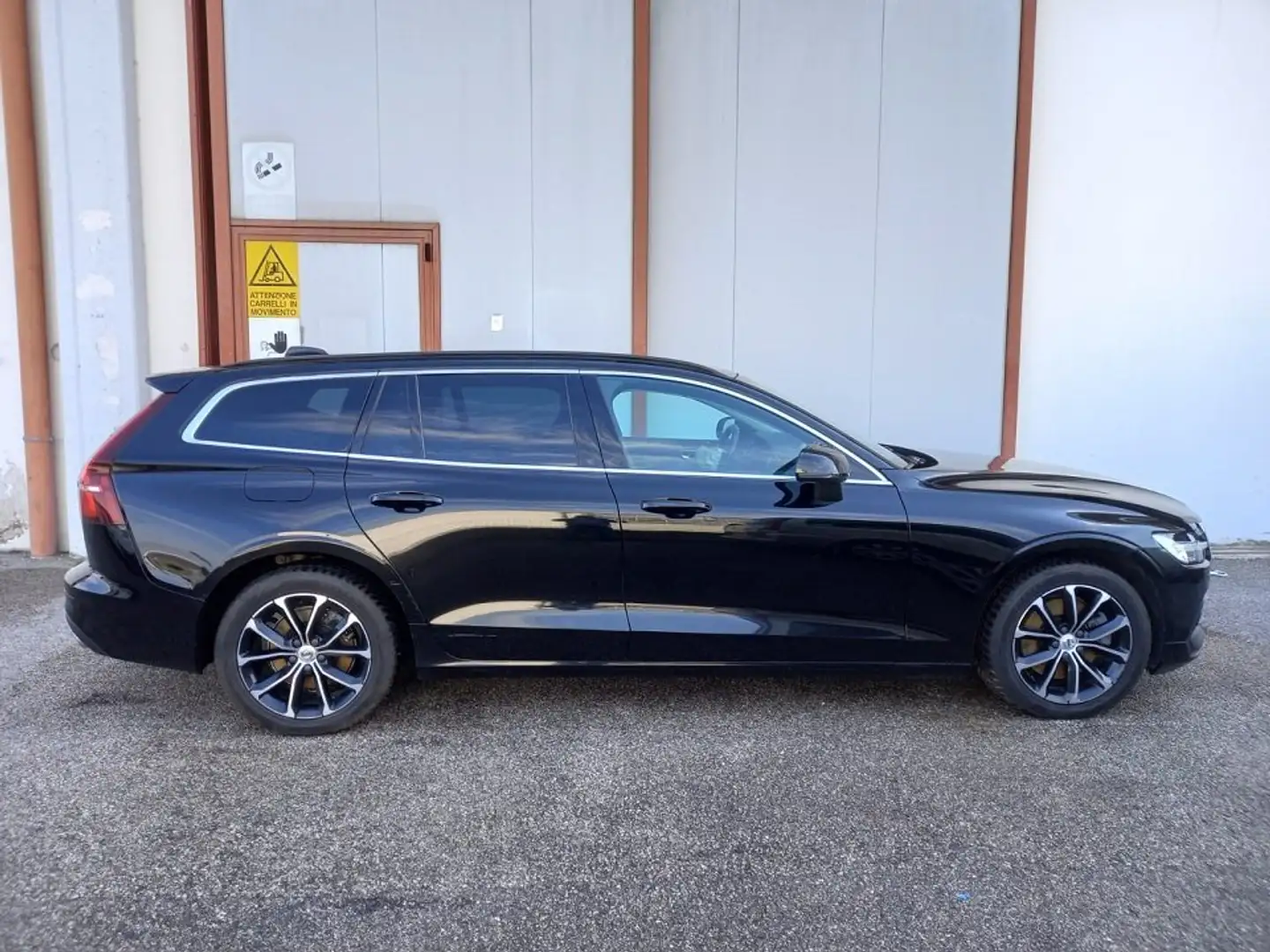 Volvo V60 2.0 d B4 Hybrid Momentum Business Auto MY22 Nero - 1