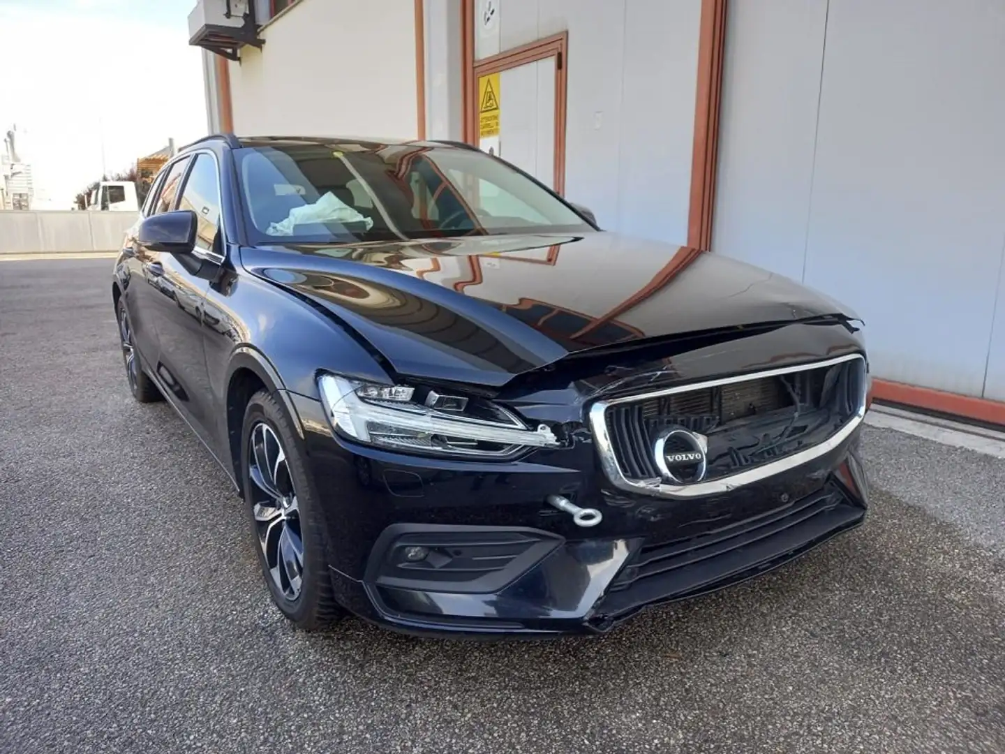 Volvo V60 2.0 d B4 Hybrid Momentum Business Auto MY22 Nero - 2