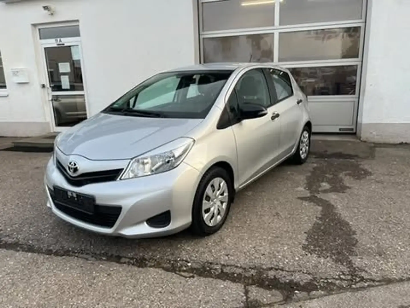 Toyota Yaris Cool Grau - 1