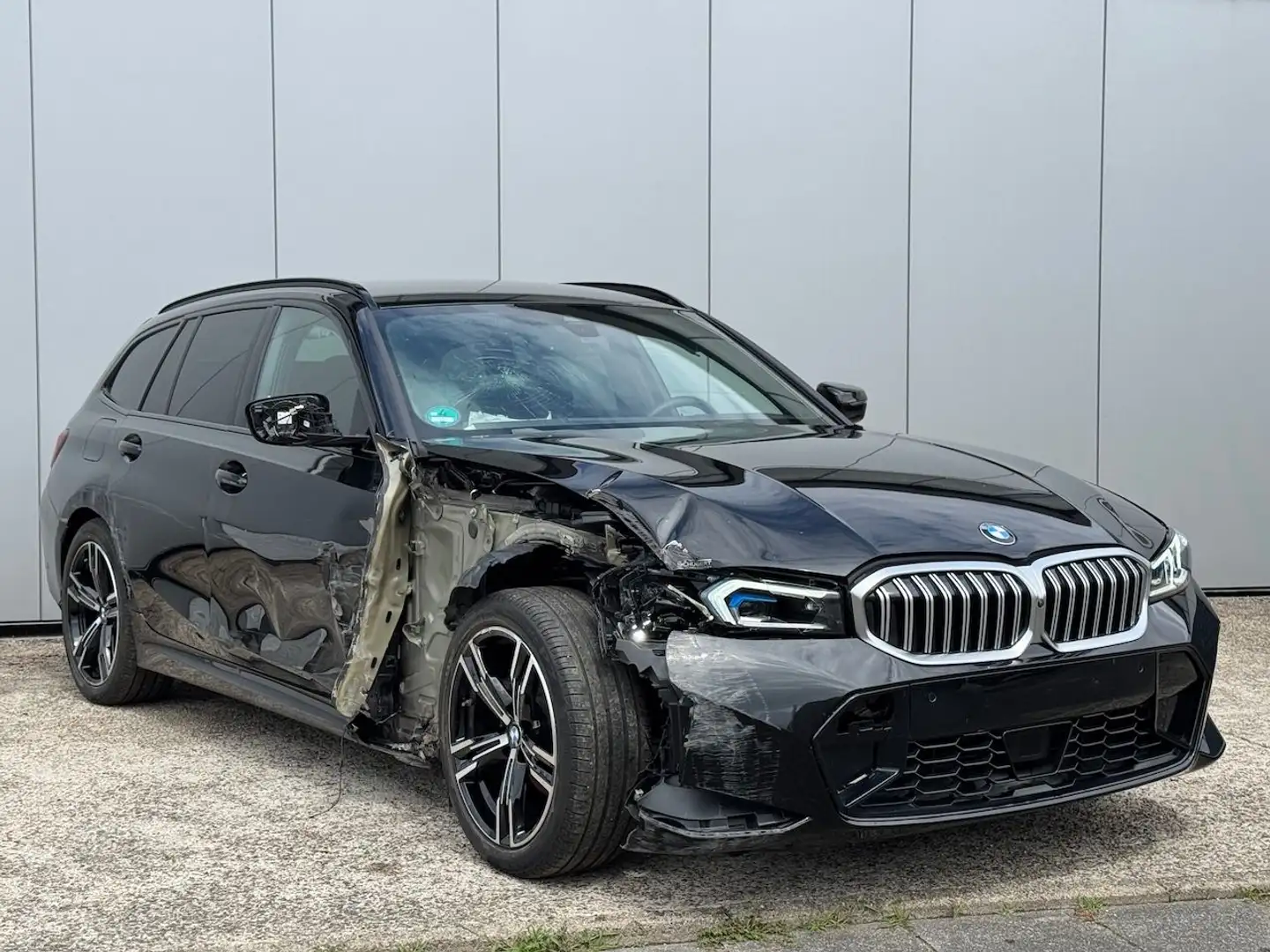 BMW 318 d Touring M Sport *LASER*NAVI*AHK*HEAD UP*KEY Schwarz - 2