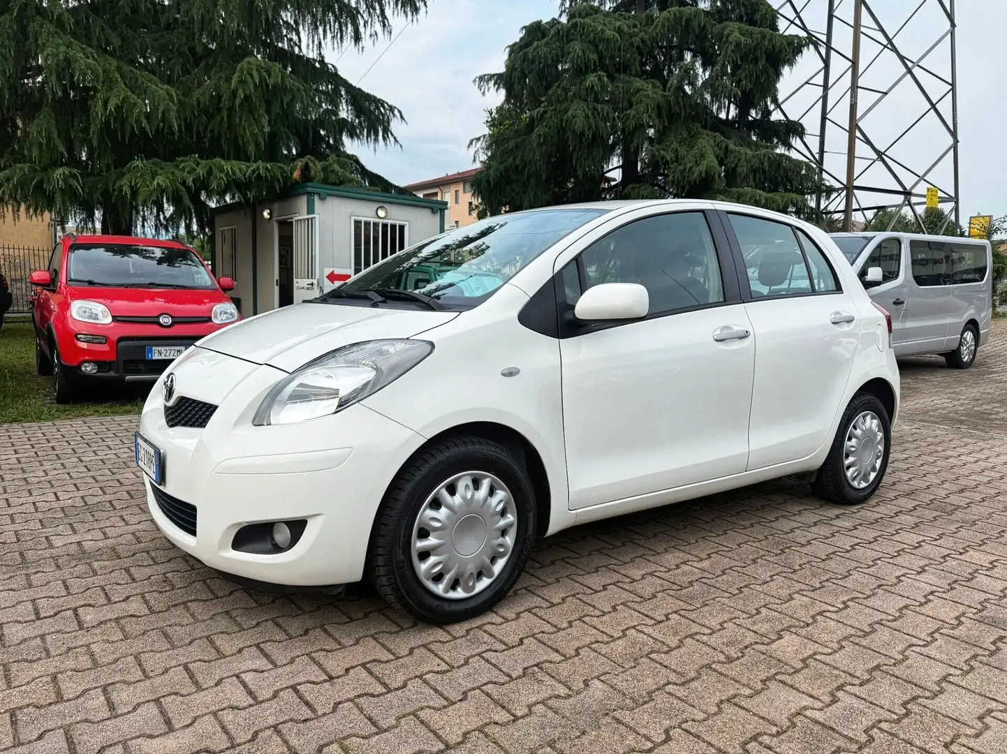 Toyota Yaris 1.3 5 porte Sol Bianco - 1