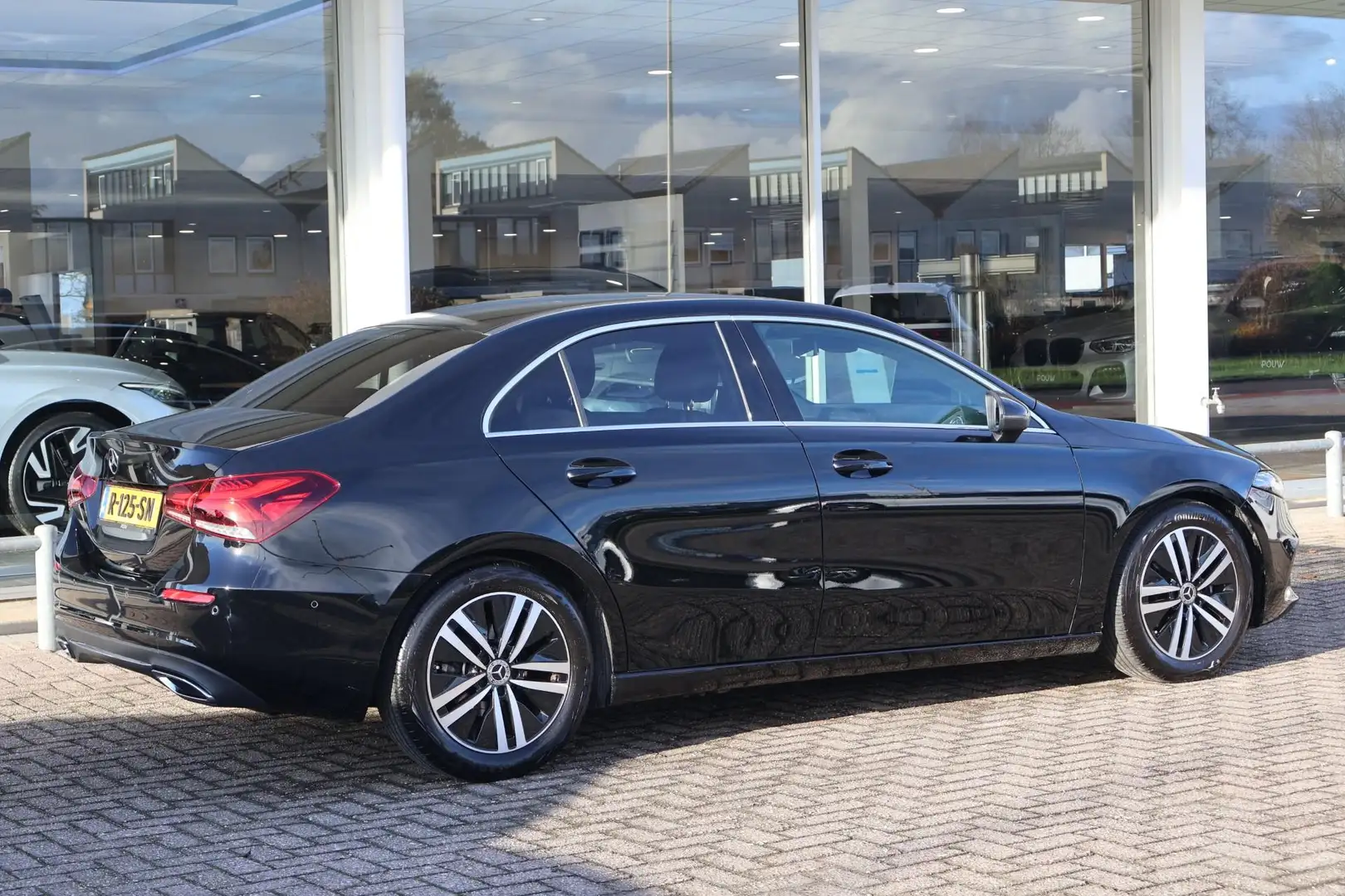 Mercedes-Benz A 180 136pk AUT Business Solution Luxury | Navigatie | L Noir - 2