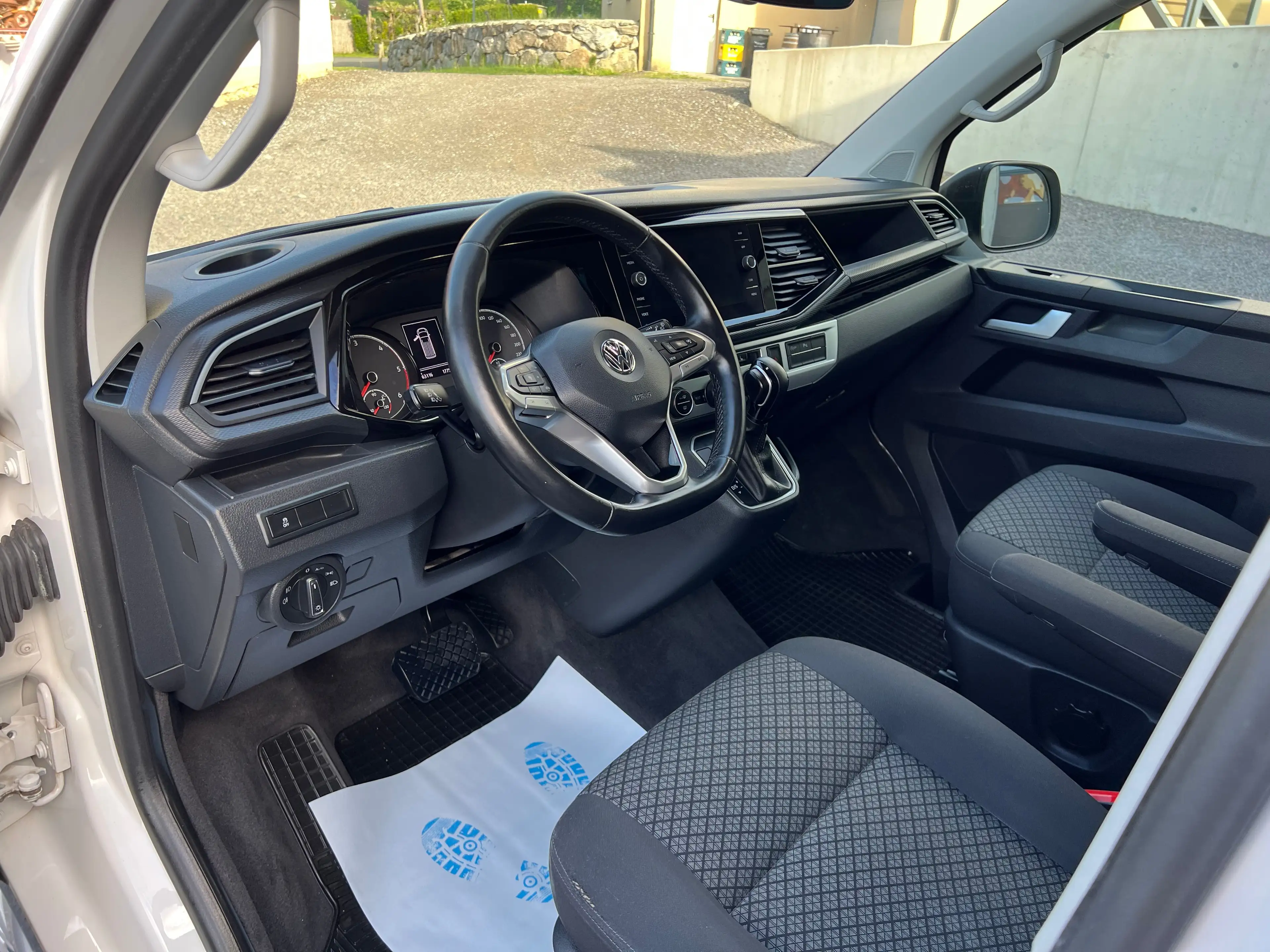 Volkswagen T6.1 Multivan Multivan 4MOTION DSG LED AHK FSH GRA KAMERA STHZ — photo 12