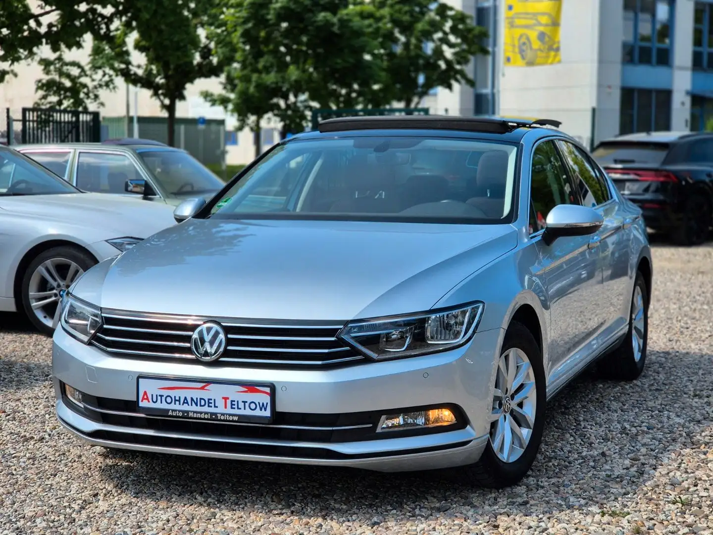 Volkswagen Passat Comfortline BMT *Panorama Navi PDC DAB Silber - 1