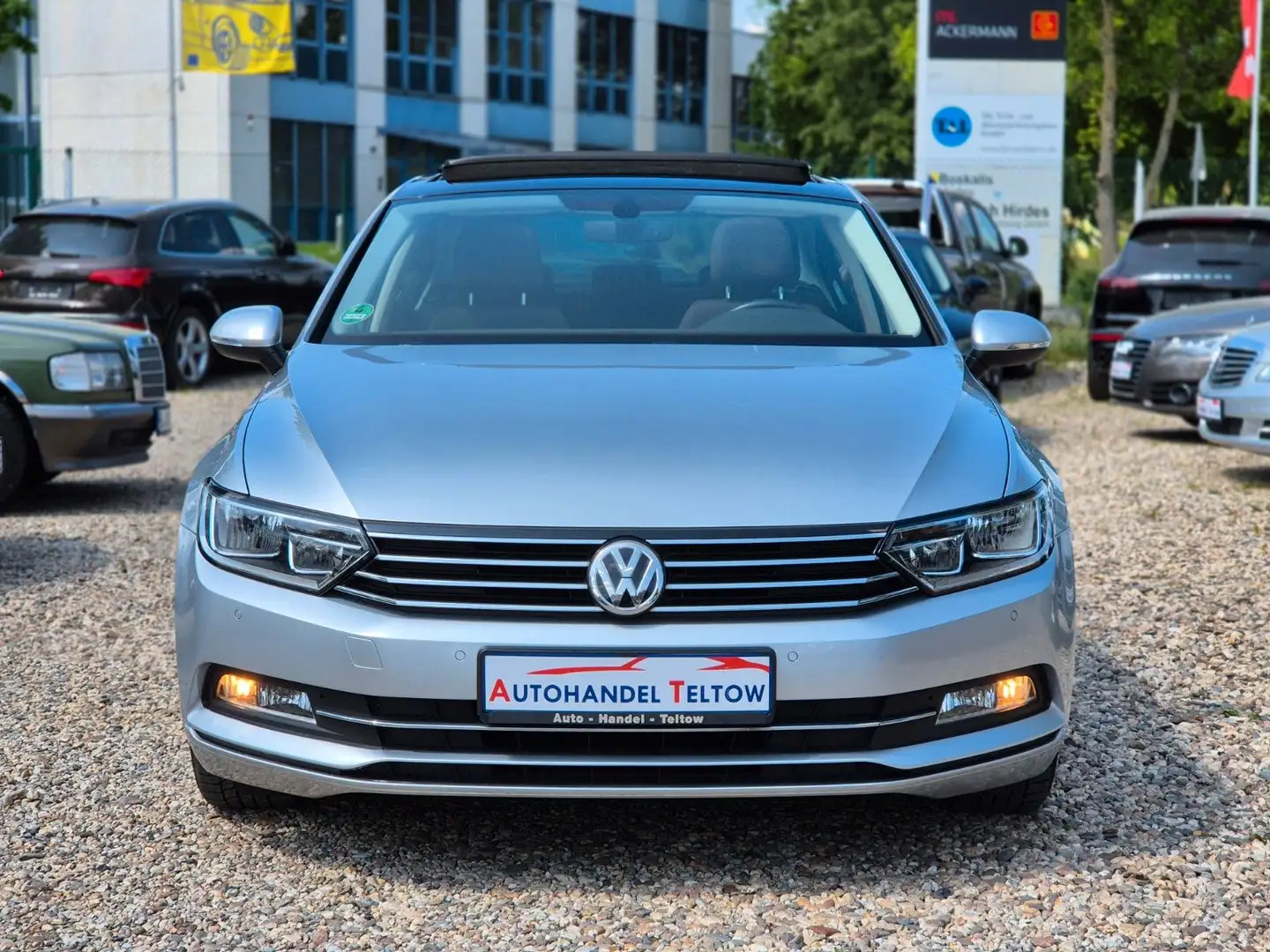 Volkswagen Passat Comfortline BMT *Panorama Navi PDC DAB Silber - 2