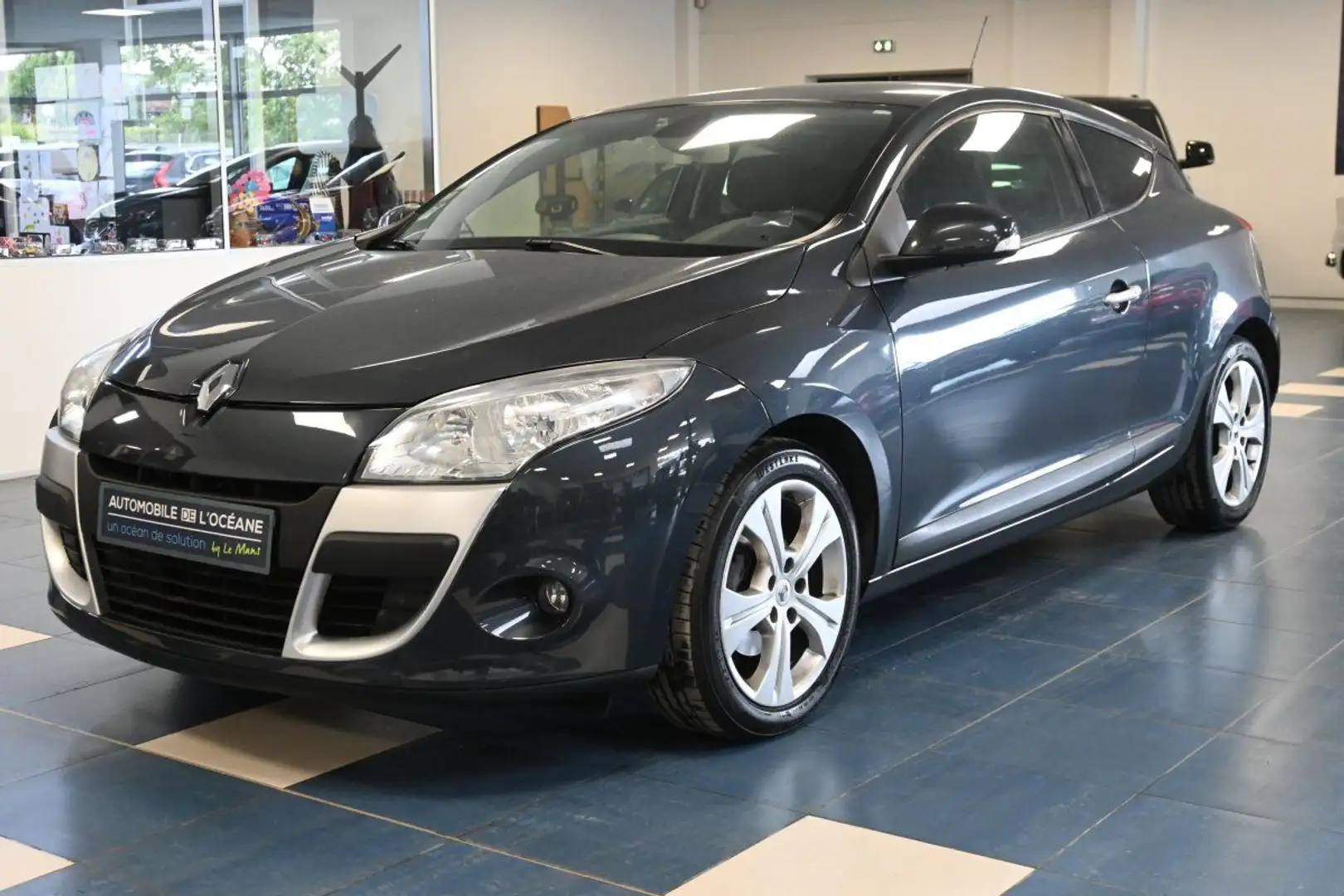 Renault Megane III COUPE 1.6 16v 110 Essence/Ethanol eco2 Euro 5 Gris - 1